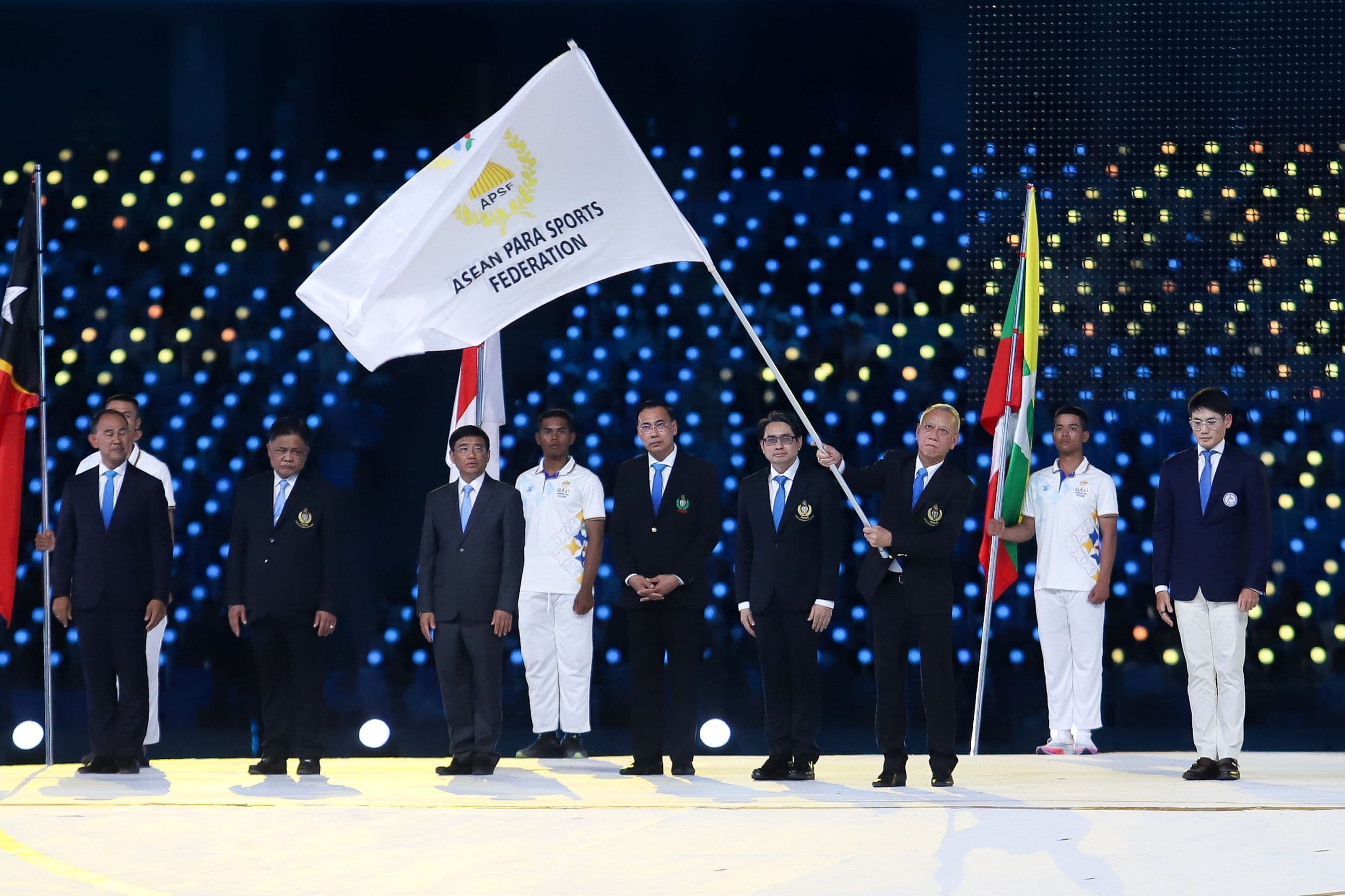 รัฐมนตรีว่าการกระทรวงการท่องเที่ยวและกีฬา เดินทางไปยังกรุงพนมเปญ ราชอาณาจักรกัมพูชา เพื่อเข้าร่วมพิธีปิด และเป็นผู้แทนรัฐบาล รับมอบธง การเป็นเจ้าภาพจัดการแข่งขัน อาเซียนพาราเกมส์ ครั้งถัดไป ที่ประเทศไทย จะเป็นเจ้าภาพจัดการแข่งขัน 