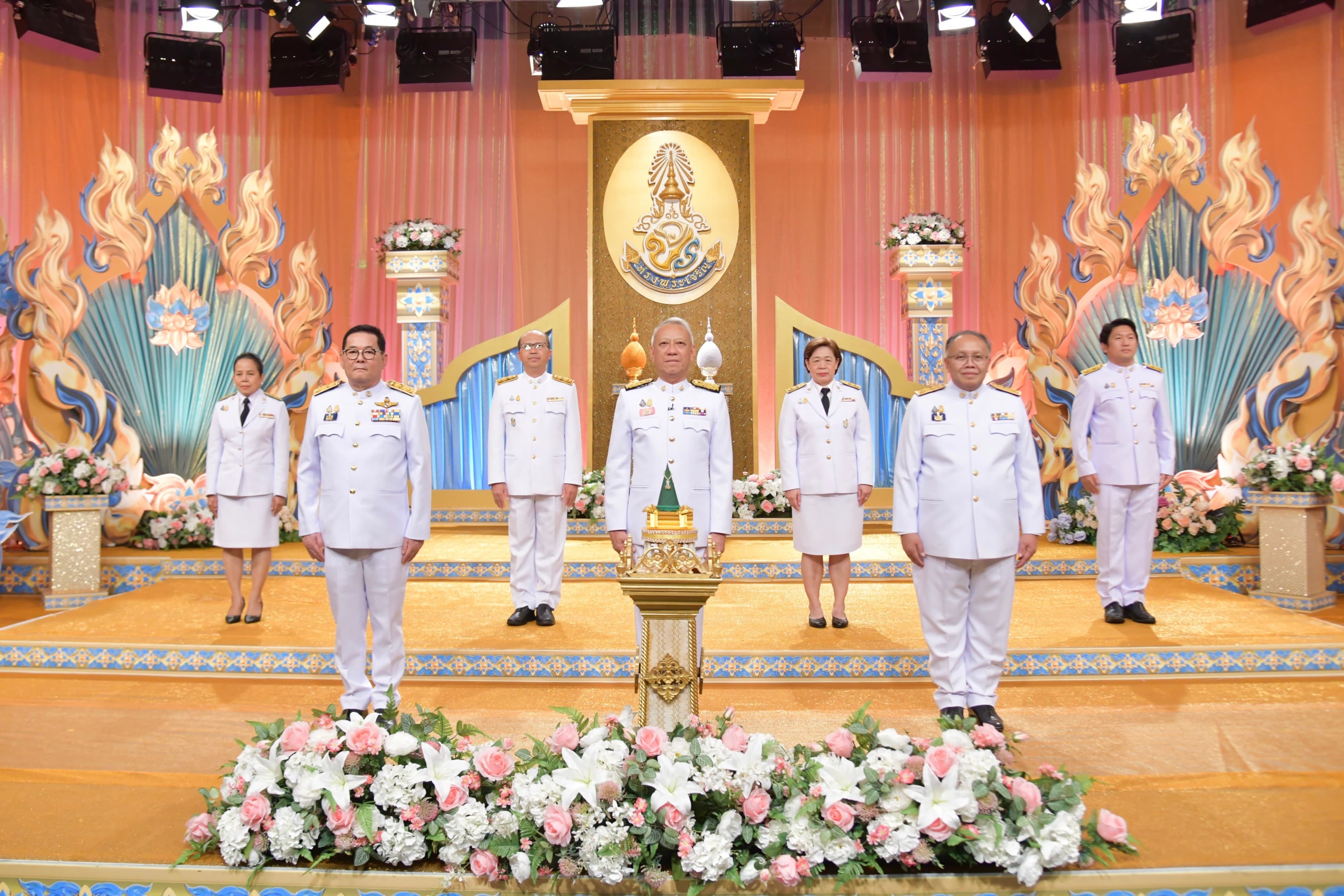 นายพิพัฒน์ รัฐมนตรีว่าการกระทรวงการท่องเที่ยวและกีฬา กีฬา  ร่วมบันทึกเทปโทรทัศน์ กล่าวอาเศียรวาทถวายพระพรชัยมงคล 