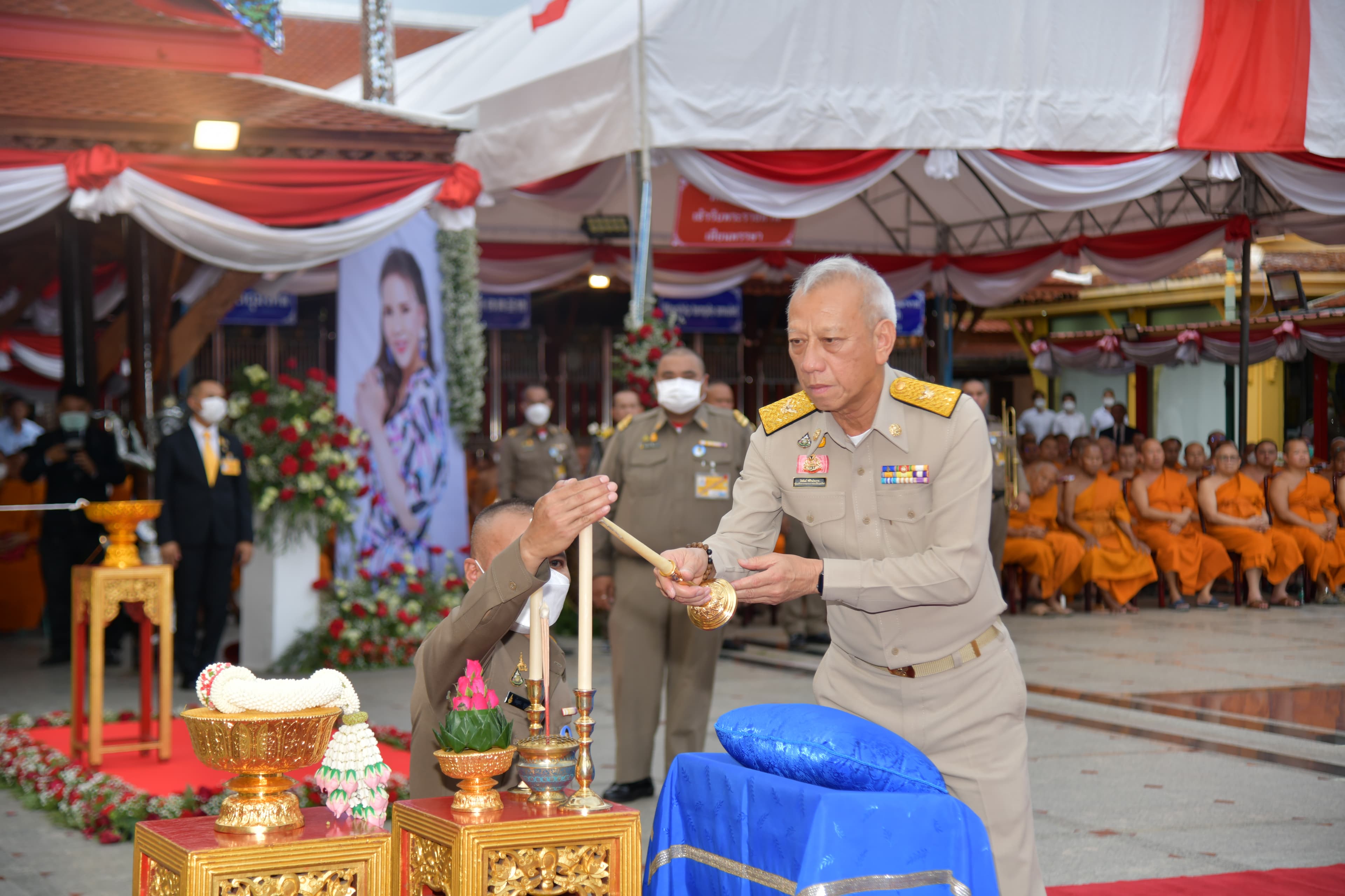 รัฐมนตรีว่าการกระทรวงการท่องเที่ยวและกีฬา เป็นผู้แทนพระองค์ในพิธีถวายผ้าห่มองค์หลวงพ่อโต และถวายเทียนพรรษา