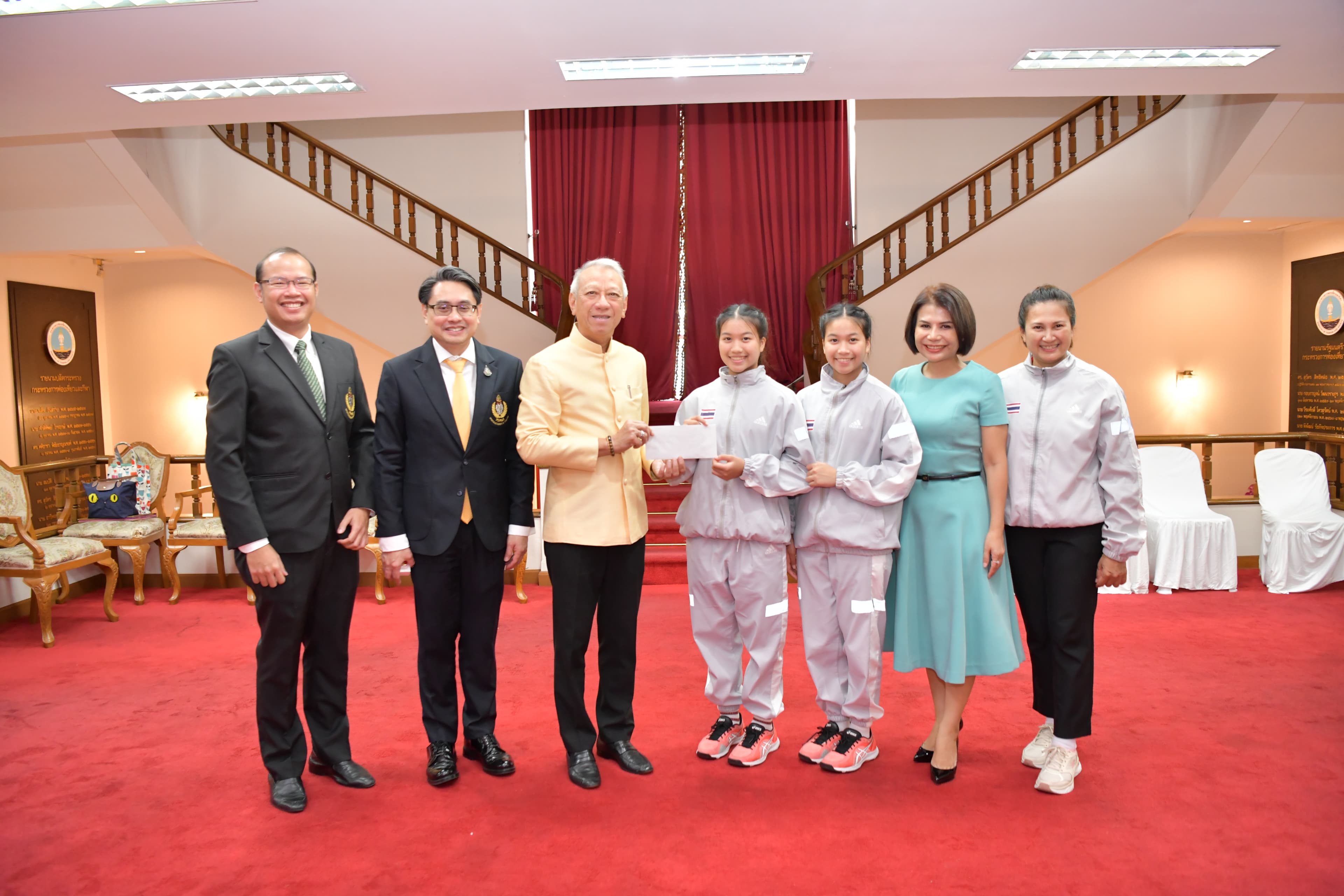 รมว พิพัฒน์ เปิดโอกาสให้  สมาคมกีฬาจัมพ์โร้ปไทย นำโดย นายพูนเพิ่ม กฤษณะวณิช อุปนายกสมาคมกีฬาจัมพ์โร้ปไทย พร้อมคณะฯ เข้าเยี่ยมคารวะและรายงานผลการแข่งขันกีฬา 