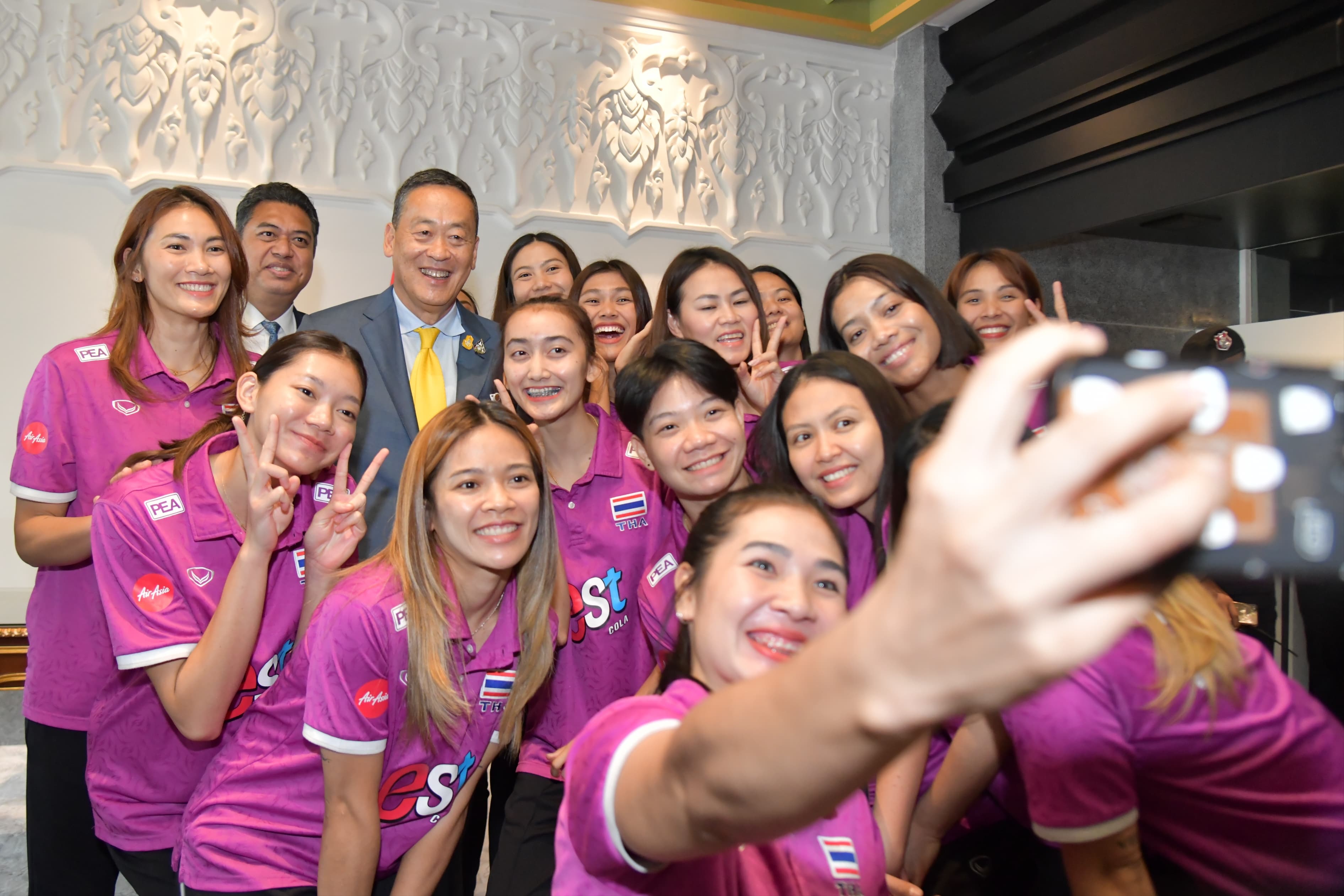 นายกรัฐมนตรีให้กำลังใจนักกีฬาวอลเลย์บอลหญิงทีมชาติไทย หวังให้ผ่านรอบคัดเลือก เข้าแข่งขันกีฬาโอลิมปิก 2024 โดยรัฐบาลพร้อมสนับสนุนเต็มที่