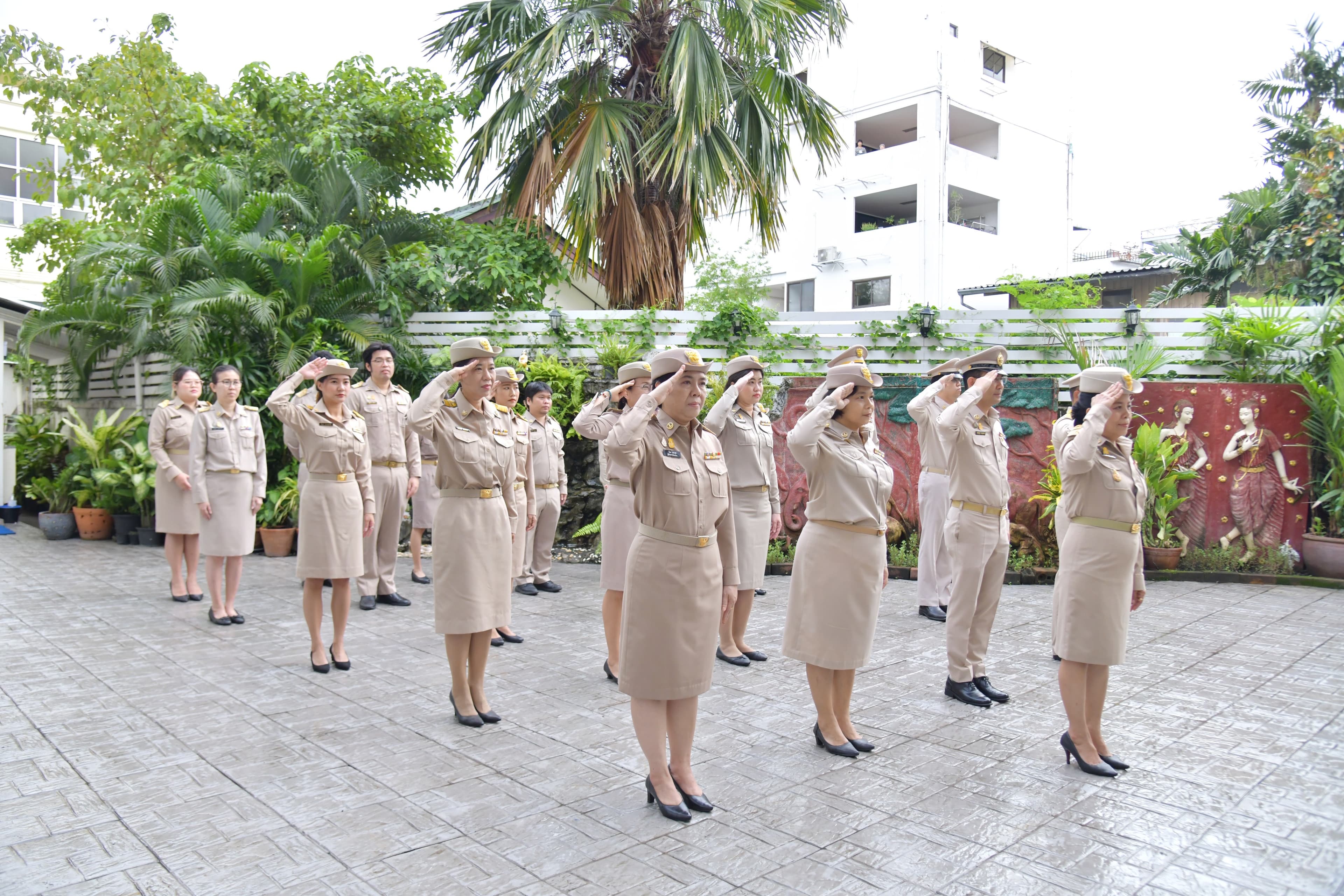 รองปลัดกระทรวงการท่องเที่ยวและกีฬา นำคณะบุคลากรของกระทรวงการท่องเที่ยวและกีฬา เข้าแถวเคารพธงชาติและร้องเพลงชาติไทย เนื่องในวันพระราชทานธงชาติไทย 28 กันยายน ประจำปี 2566 