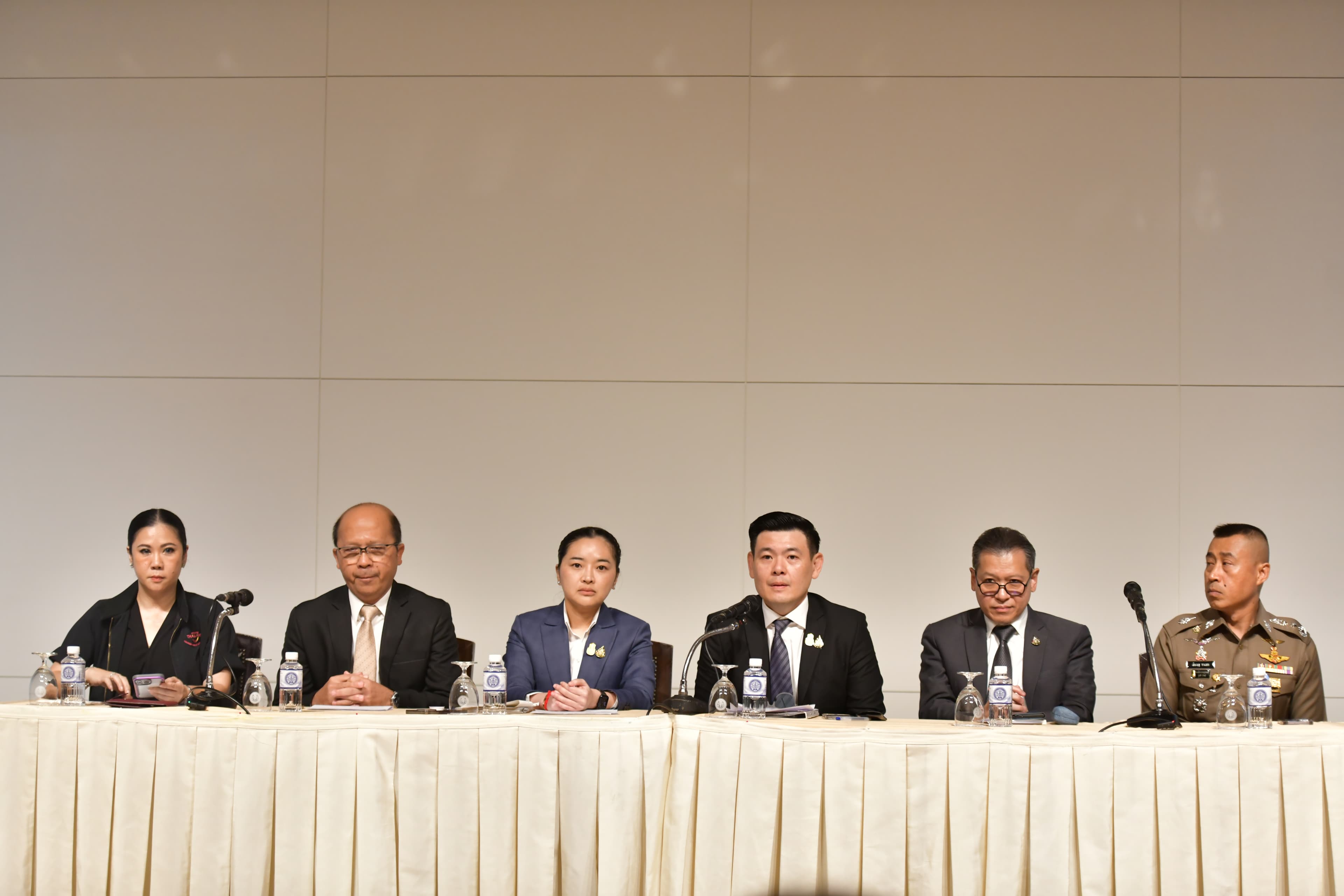 รมว.ท่องเที่ยวและกีฬา ร่วมแถลงข่าวเหตุการณ์กราดยิงในห้างสรรพสินค้า 