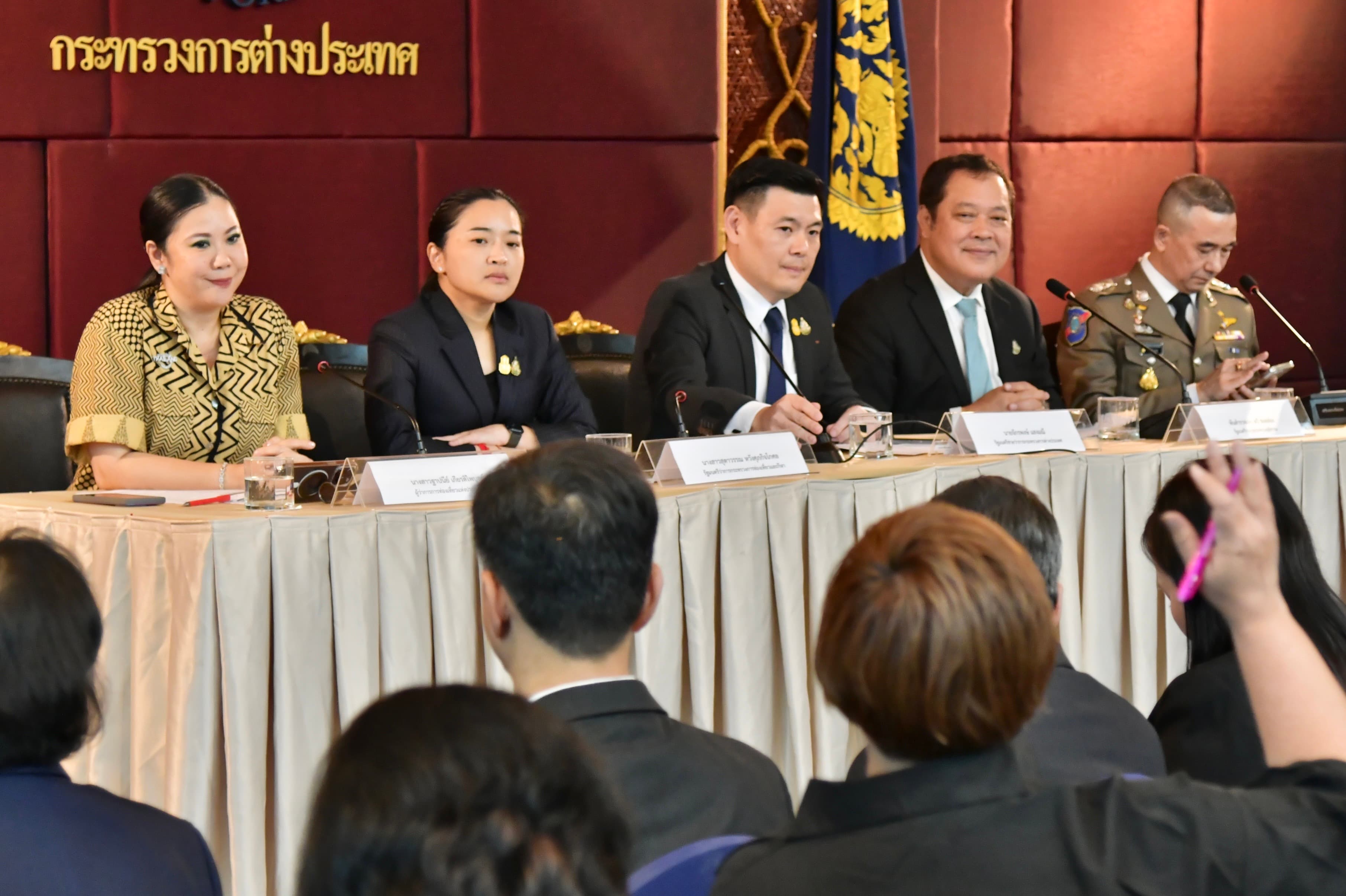 รมว.ท่องเที่ยวและกีฬา ร่วมแถลงข่าวมาตรการเยียวยาแก่ผู้เสียชีวิตและผู้บาดเจ็บจากเหตุการณ์กราดยิงในห้างสรรพสินค้า