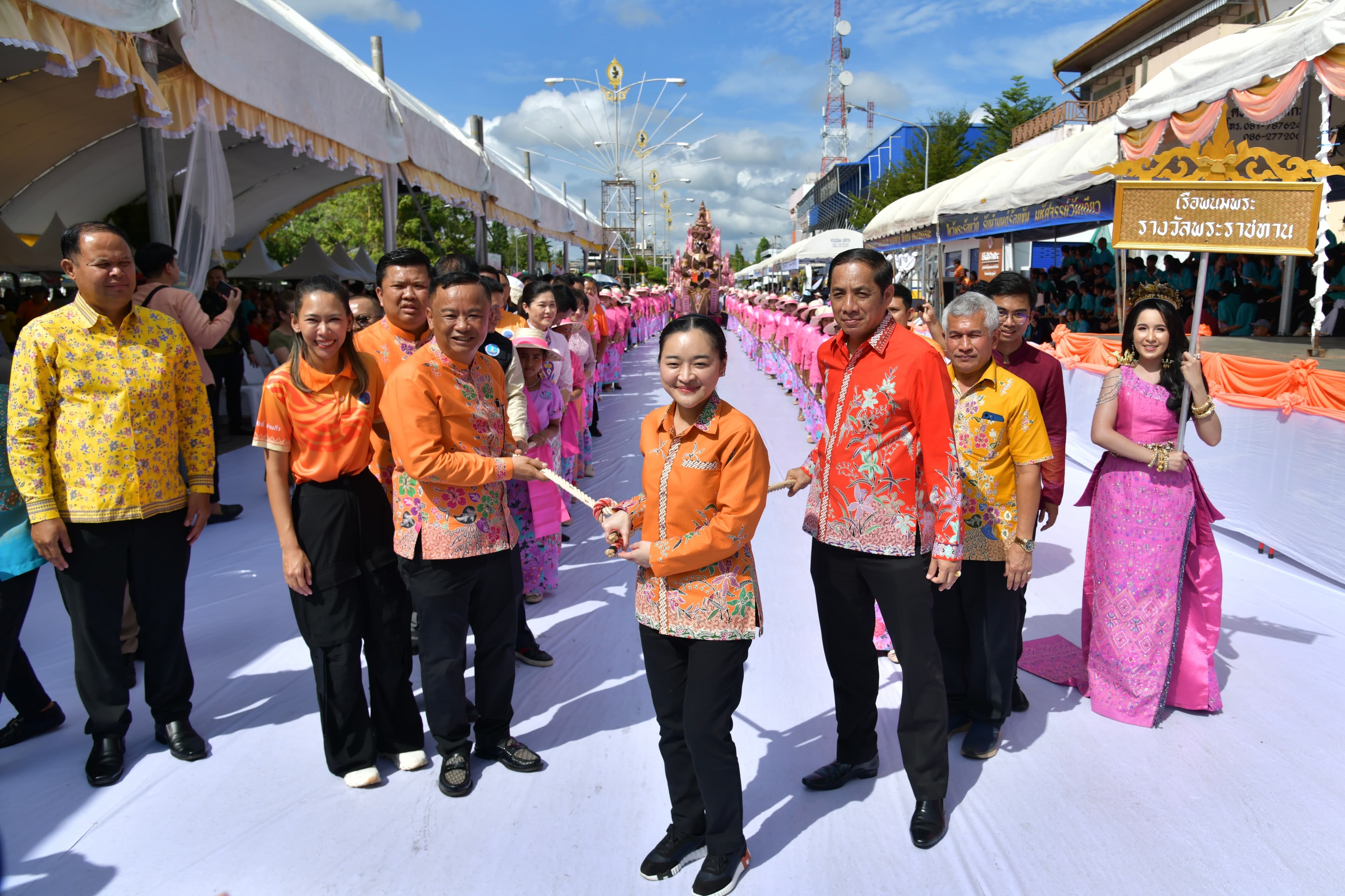 รมว.ท่องเที่ยวและกีฬา ร่วมอนุรักษ์ประเพณีชักพระ ทอดผ้าป่า แข่งเรือยาวชาวสุราษฎร์ธานี ประจำปี 2566