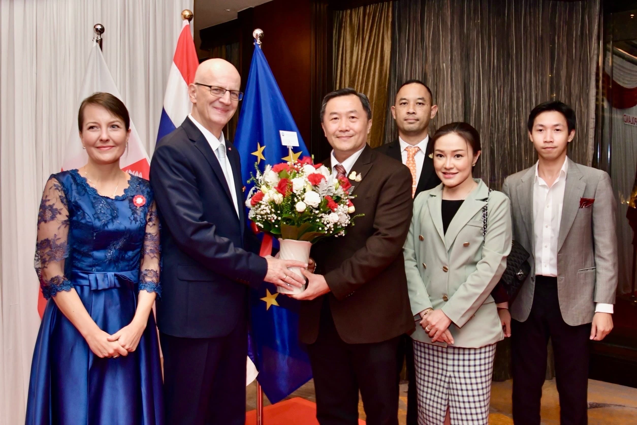 คณะที่ปรึกษา รมว.ท่องเที่ยวและกีฬา ร่วมแสดงความยินดีกับเอกอัครราชทูตสาธารณรัฐโปแลนด์ประจำประเทศไทย ในโอกาสเฉลิมฉลองวันชาติสาธารณรัฐโปแลนด์