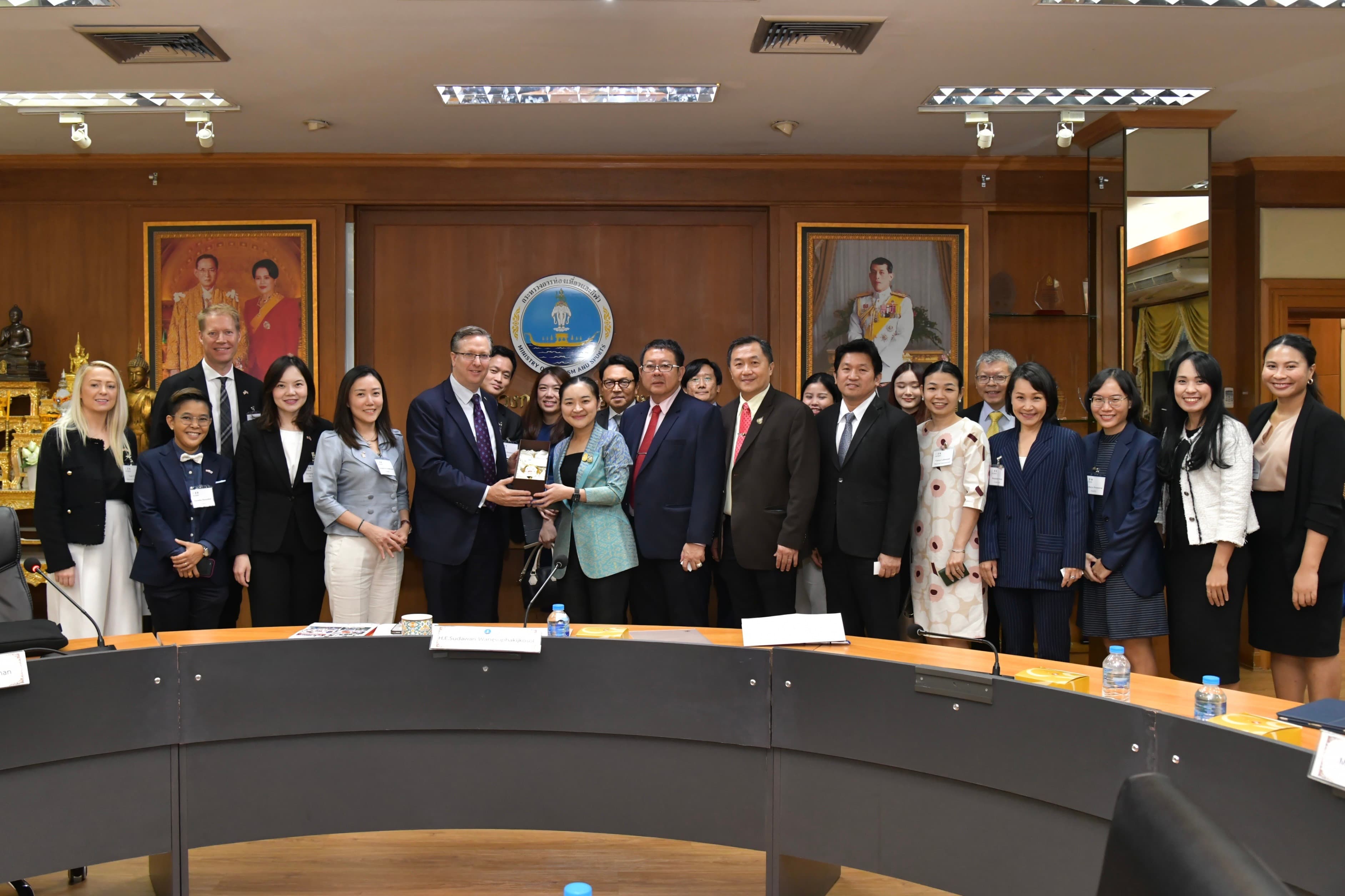 ประธานบริษัทโบอิ้ง ประจำภูมิภาคเอเชียตะวันออกเฉียงใต้ ในฐานะหัวหน้าคณะสภาธุรกิจสหรัฐอเมริกา-อาเซียน (U.S.-Asean Business Council: USABC) และคณะฯ