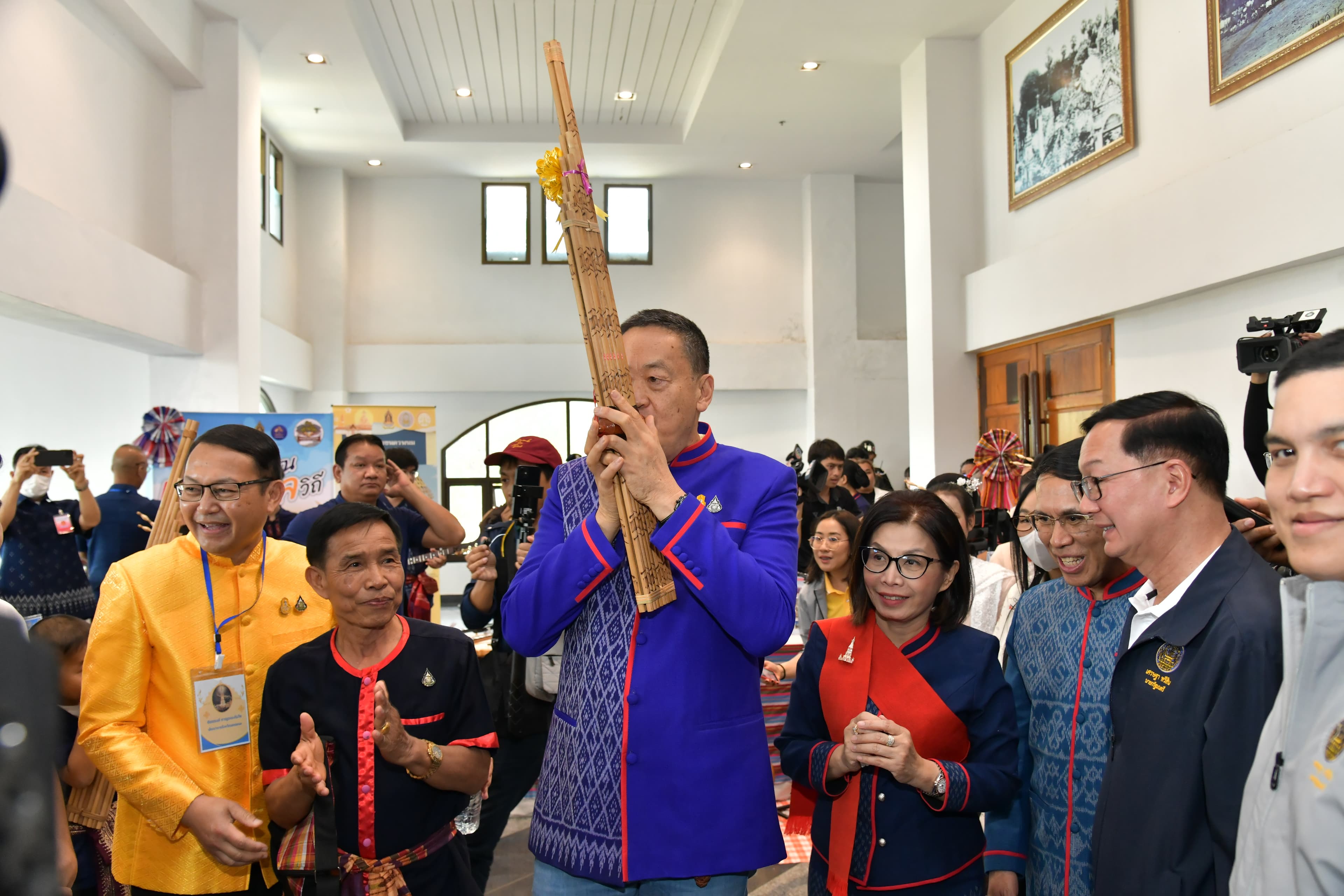 นายกฯ หารือแผนพัฒนาและแก้ปัญหาจังหวัดนครพนม ย้ำรัฐบาลให้ความสำคัญการพัฒนาโครงสร้างพื้นฐาน-การขนส่งคมนาคม-One Stop Service ยกระดับ จ.นครพนม เมืองรองเป็นเมืองหลัก