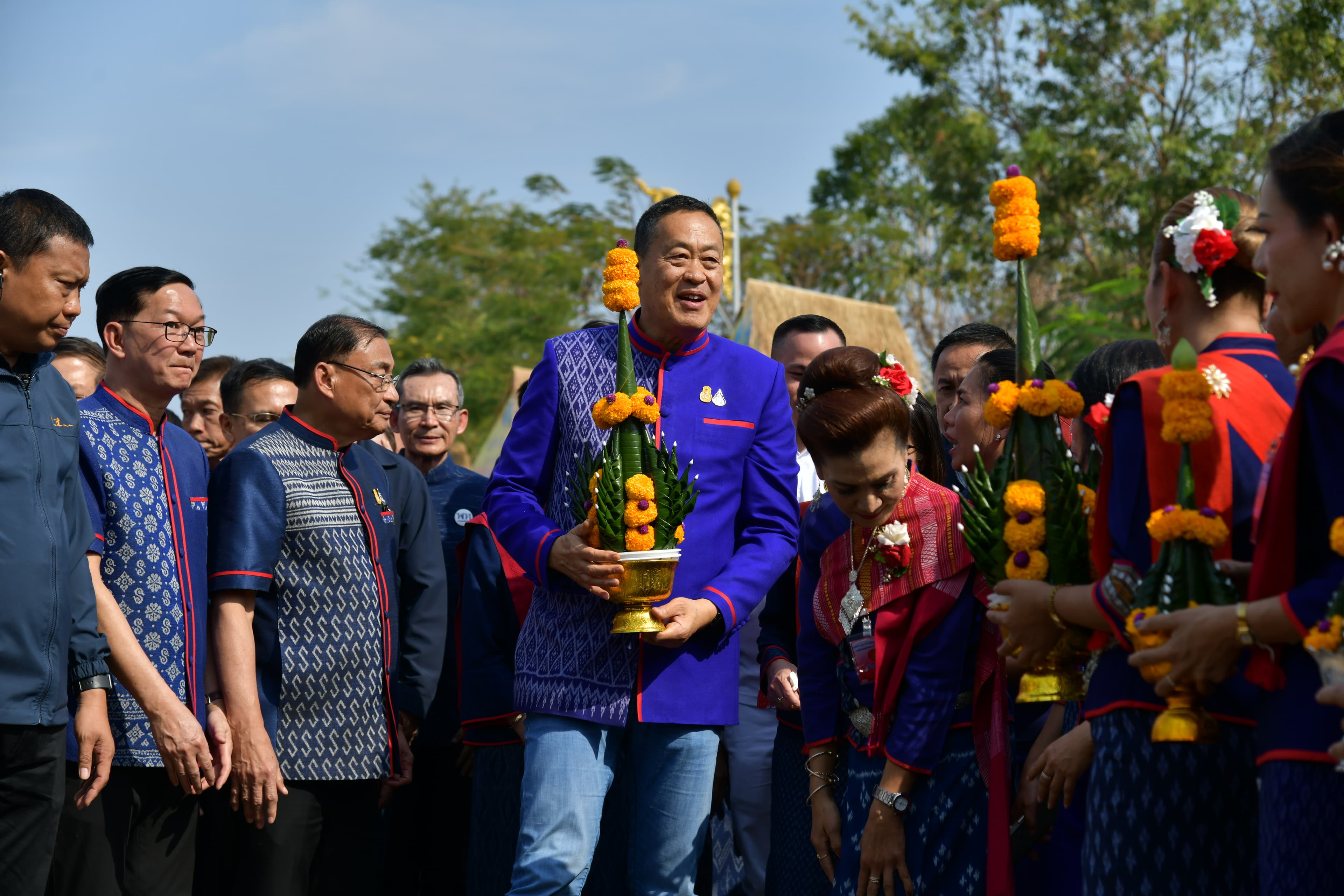 นายกรัฐมนตรี เปิดงานนมัสการพระธาตุพนมวรมหาวิหาร ประจำปี 2567 ถวายเป็นพุทธบูชาแด่องค์พระธาตุพนม ย้ำนโยบายรัฐบาล เพิ่มศักยภาพยกระดับเมืองรอง กระตุ้นเศรษฐกิจท้องถิ่นอย่างยั่งยืนใน 3 แกนหลักสำคัญ