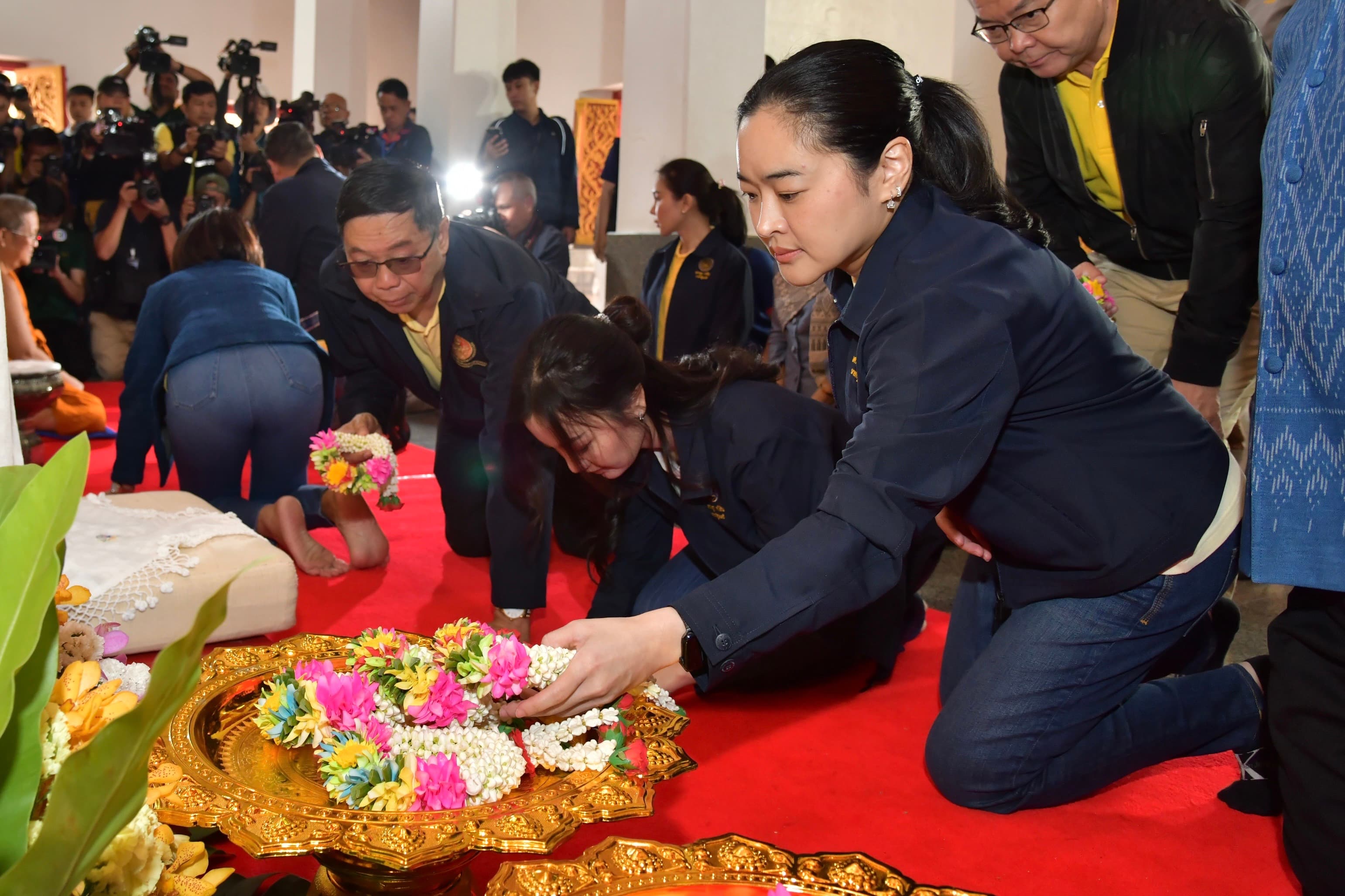 รมว.สุดาวรรณ ร่วมสักการะพระธาตุเชิงชุมและหลวงพ่อพระองค์แสน จ.สกลนคร เพื่อความเป็นสิริมงคล ย้ำรัฐบาลมีแผนไม่ท่วมไม่แล้งดูแลเรื่องน้ำให้ประชาชน-แก้ไขปัญหายาเสพติดอย่างจริงจัง