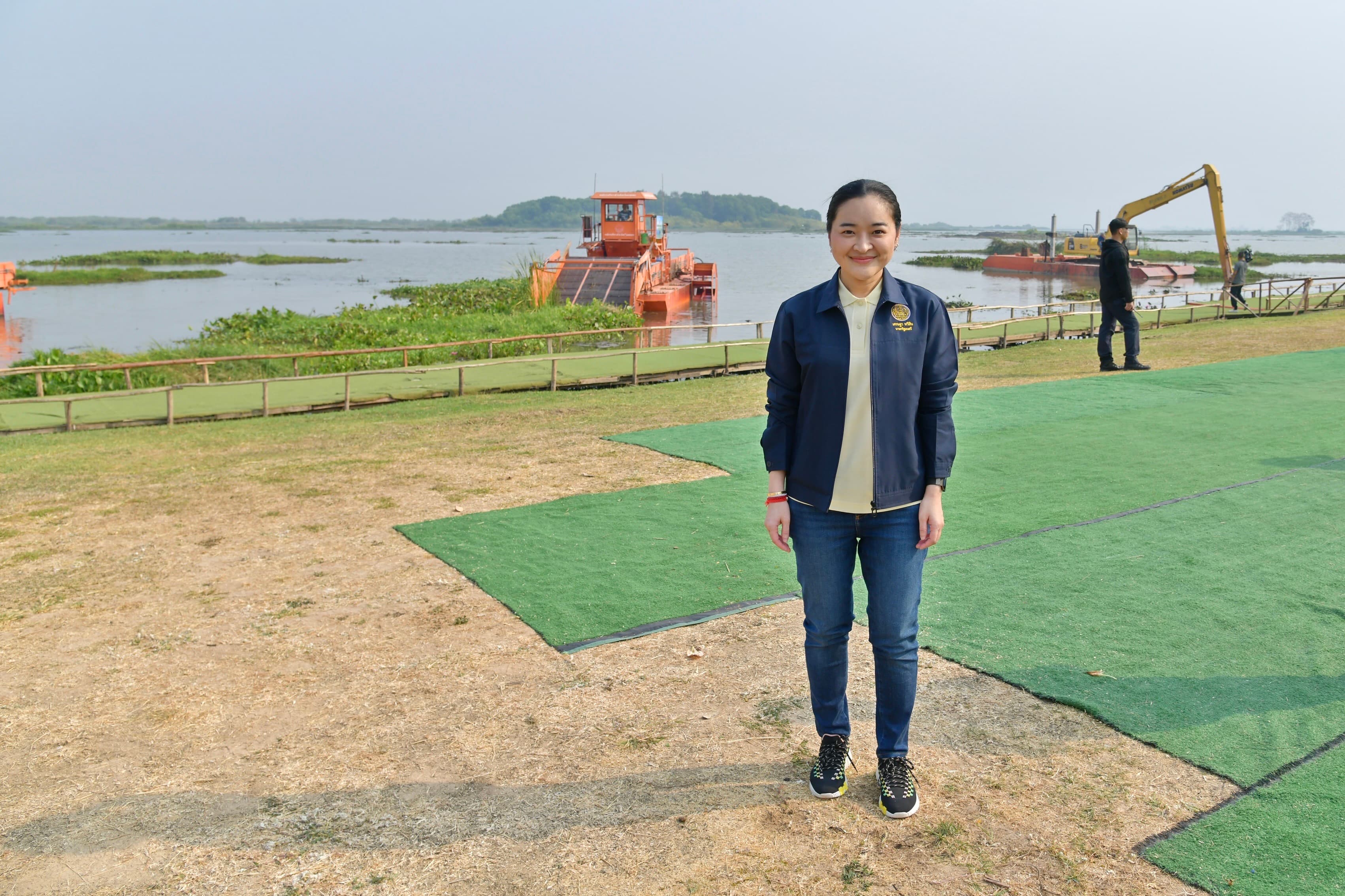 รมว.สุดาวรรณ ลงพื้นที่ร่วมกับ นายกฯ เพื่อติดตามการบริหารจัดการพื้นที่เขตหนองหารและการบริหารจัดการน้ำฯ ย้ำหากแก้ปัญหาเขตหรือพื้นที่ทับซ้อนได้ จะทำให้หนองหาร จ.สกลนคร