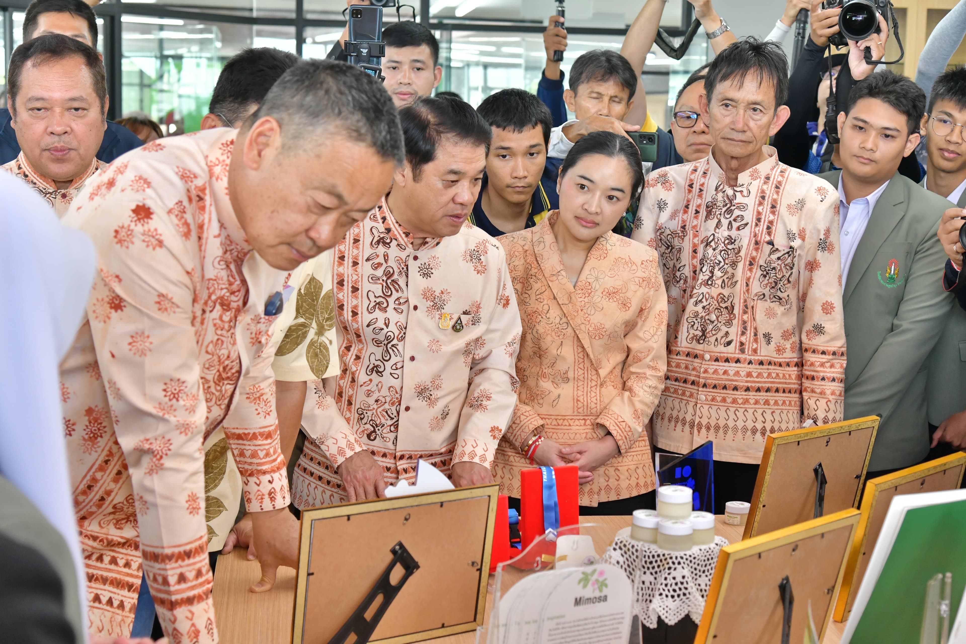 นายเศรษฐา ทวีสิน นายกรัฐมนตรีและรัฐมนตรีว่าการกระทรวงการคลัง พร้อมด้วย นางสาวสุดาวรรณ หวังศุภกิจโกศล รัฐมนตรีว่าการกระทรวงการท่องเที่ยวและกีฬาเดินทางถึงอุทยานการเรียนรู้ยะลา (TK Park) ต.สะเตง อ.เมืองยะลา