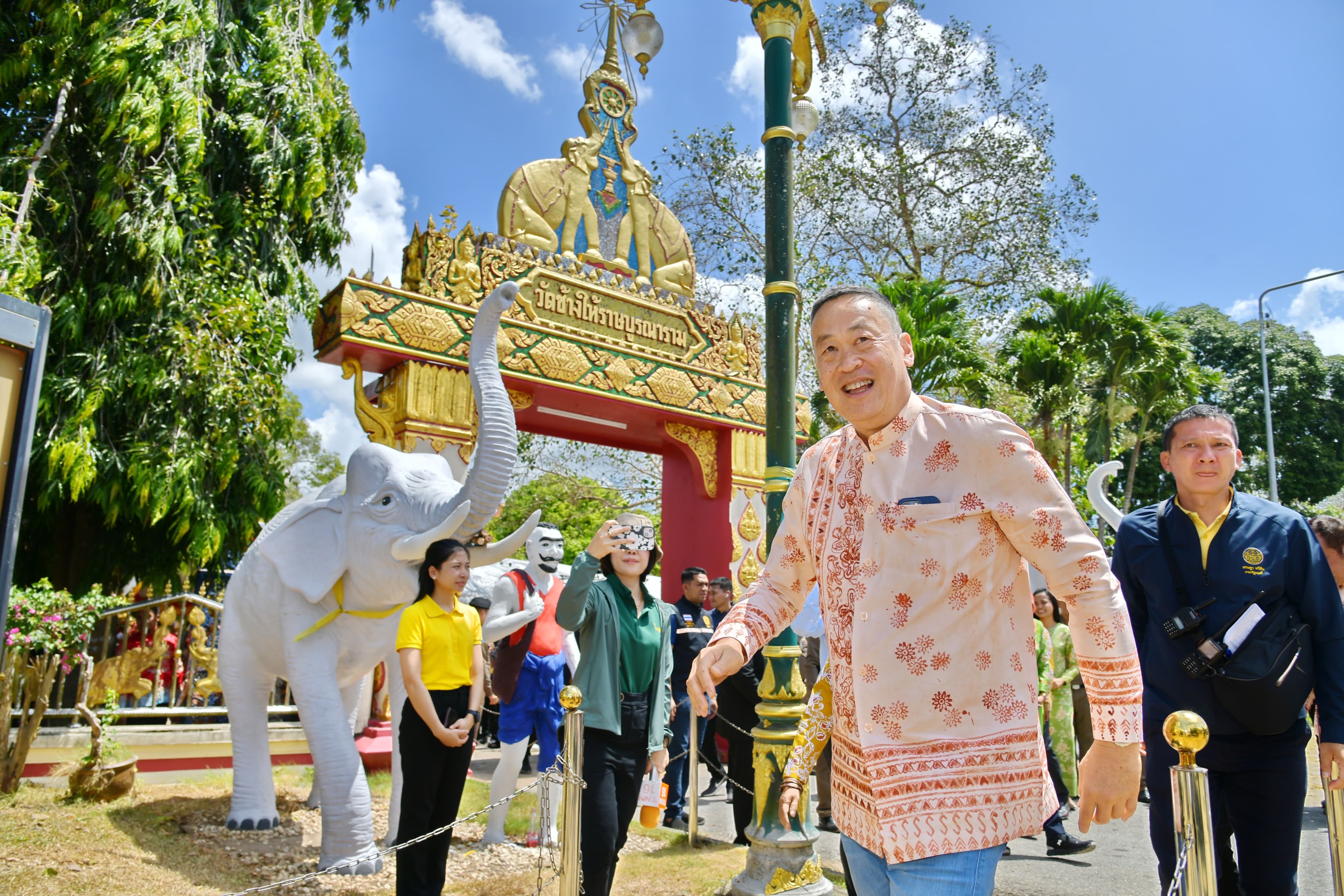 นายเศรษฐา ทวีสิน นายกรัฐมนตรีและรัฐมนตรีว่าการกระทรวงการคลัง พร้อมด้วย นางสาวสุดาวรรณ หวังศุภกิจโกศล รัฐมนตรีว่าการกระทรวงการท่องเที่ยวและกีฬาเดินทางถึงวัดช้างให้ อ.โคกโพธิ์ จ.ปัตตานี