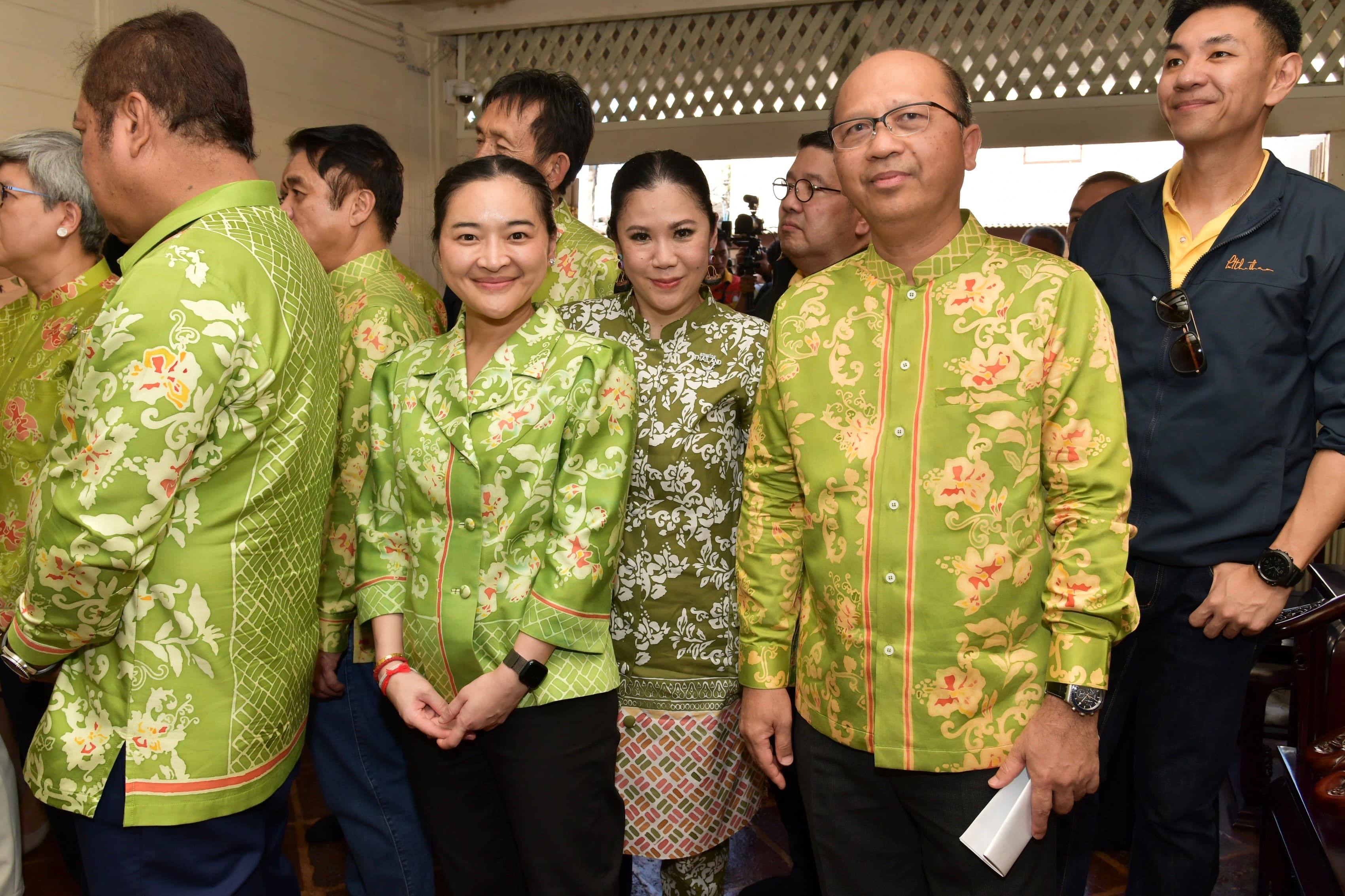 นายเศรษฐา ทวีสิน นายกรัฐมนตรีและรัฐมนตรีว่าการกระทรวงการคลัง พร้อมด้วย นางสาวสุดาวรรณ หวังศุภกิจโกศล รัฐมนตรีว่าการกระทรวงการท่องเที่ยวและกีฬาเดินทางถึงบ้านขุนพิทักษ์รายา ต.อาเนาะรู อ.เมืองปัตตานี