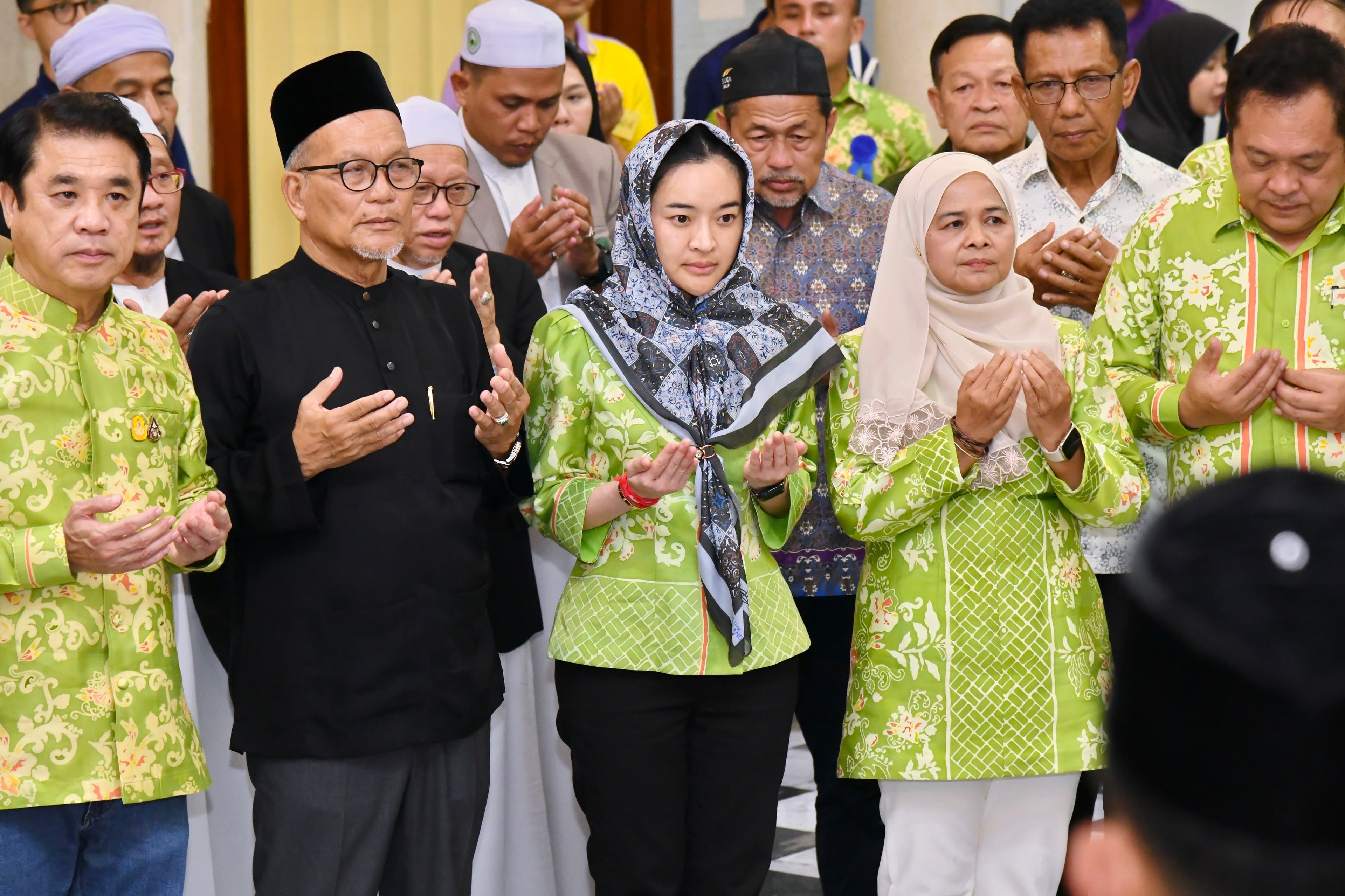 นายเศรษฐา ทวีสิน นายกรัฐมนตรีและรัฐมนตรีว่าการกระทรวงการคลัง พร้อมด้วย นางสาวสุดาวรรณ หวังศุภกิจโกศล รัฐมนตรีว่าการกระทรวงการท่องเที่ยวและกีฬาคณะรัฐมนตรี เดินทางถึงมิสยิดกลางจังหวัดปัตตานี