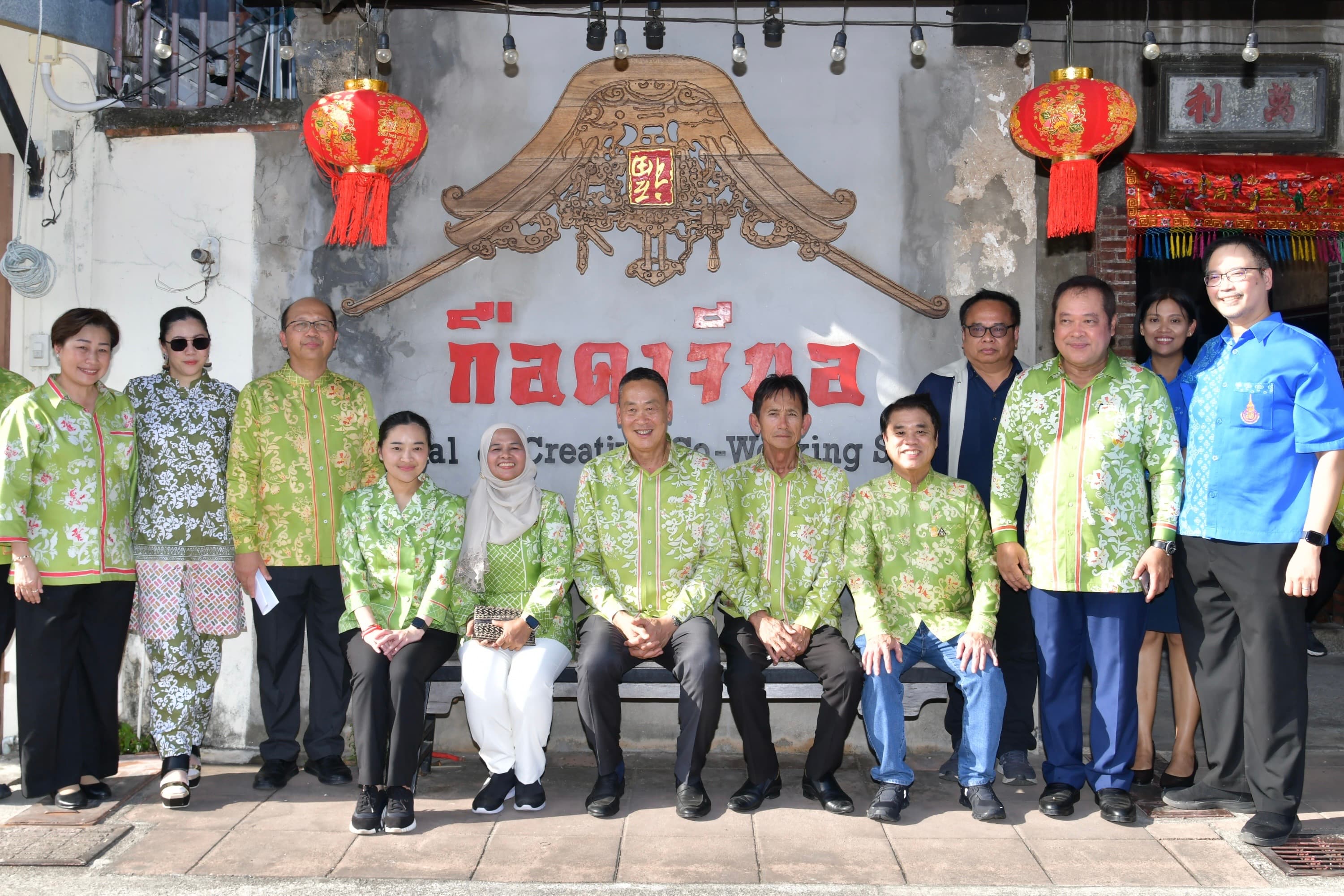 นายเศรษฐา ทวีสิน นายกรัฐมนตรีและรัฐมนตรีว่าการกระทรวงการคลัง พร้อมด้วย นางสาวสุดาวรรณ หวังศุภกิจโกศล รัฐมนตรีว่าการกระทรวงการท่องเที่ยวและกีฬาร่วมชมตลาดวัฒนธรรมกือคาจีนอ ศาลเจ้าเล่งจูเกียง (เจ้าแม่ลิ่มกอเหนี่ยว)