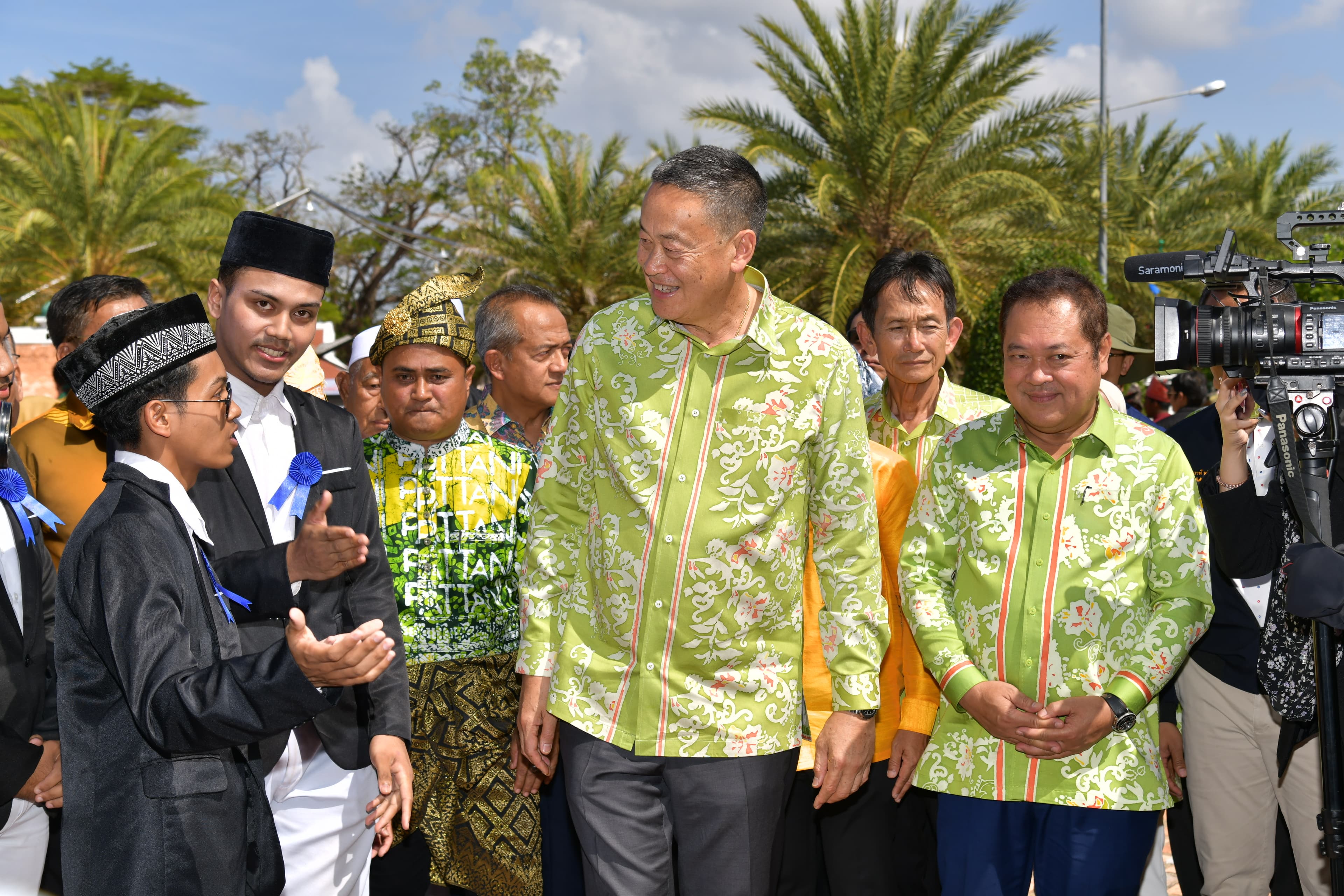 นายเศรษฐา ทวีสิน นายกรัฐมนตรีและรัฐมนตรีว่าการกระทรวงการคลัง พร้อมด้วย นางสาวสุดาวรรณ หวังศุภกิจโกศล รัฐมนตรีว่าการกระทรวงการท่องเที่ยวและกีฬาร่วมกิจกรรม ณ มัสยิดกรือเซะ จ.ปัตตานี