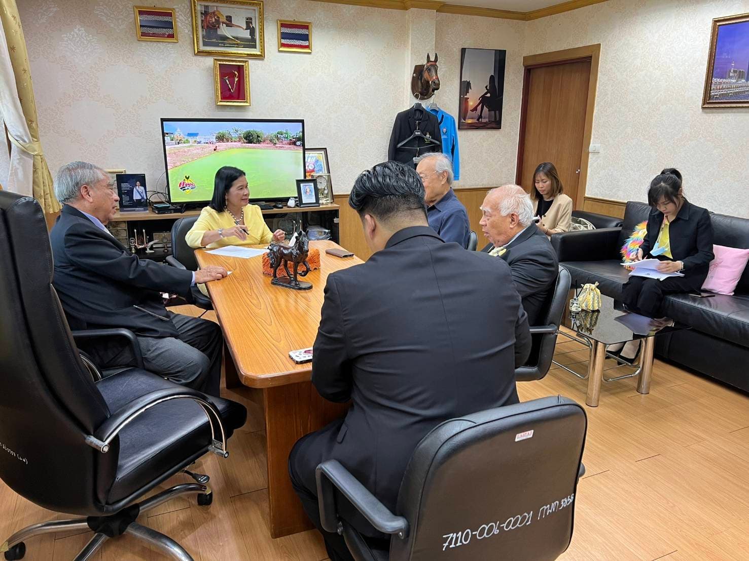 ดร.วนิดา พันธ์สอาด รองปลัดกระทรวงการท่องเที่ยวและกีฬา ร่วมหารือ กับมูลนิธิรณรงค์เพื่อการไม่สูบบุหรี่ (มสบ.)