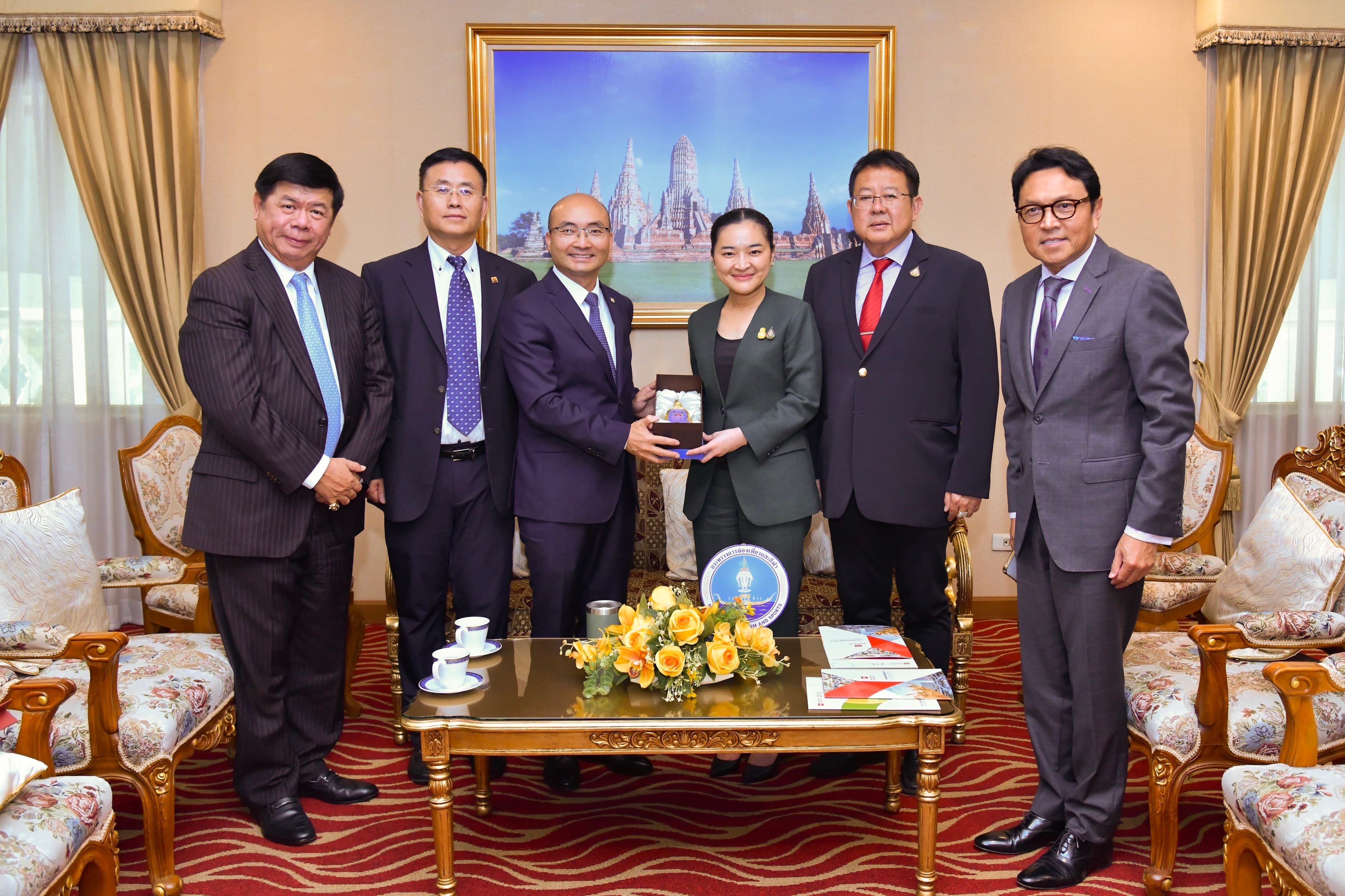 รัฐมนตรีว่าการกระทรวงการท่องเที่ยวและกีฬาได้อนุญาตให้คณะผู้บริหารบริษัท Guangzhou Lingnan Commerce & Tourism Investment เข้าเยี่ยมคารวะ