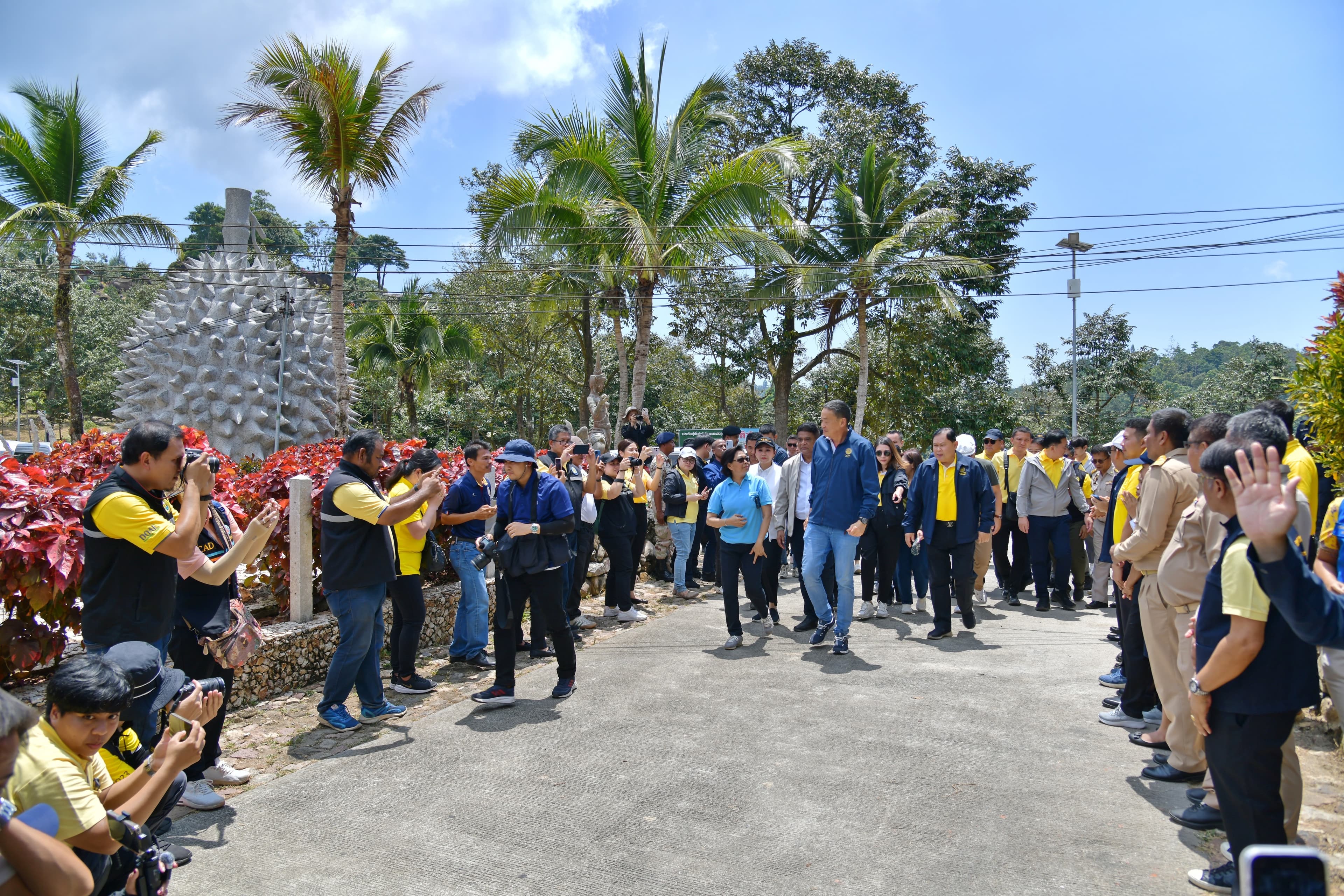 นรม. และ รมว.ท่องเที่ยวฯ เยี่ยมชมแปลงทุเรียนสาธิต ณ อำเภอเกาะสมุย จังหวัดสุราษฎร์ธานี