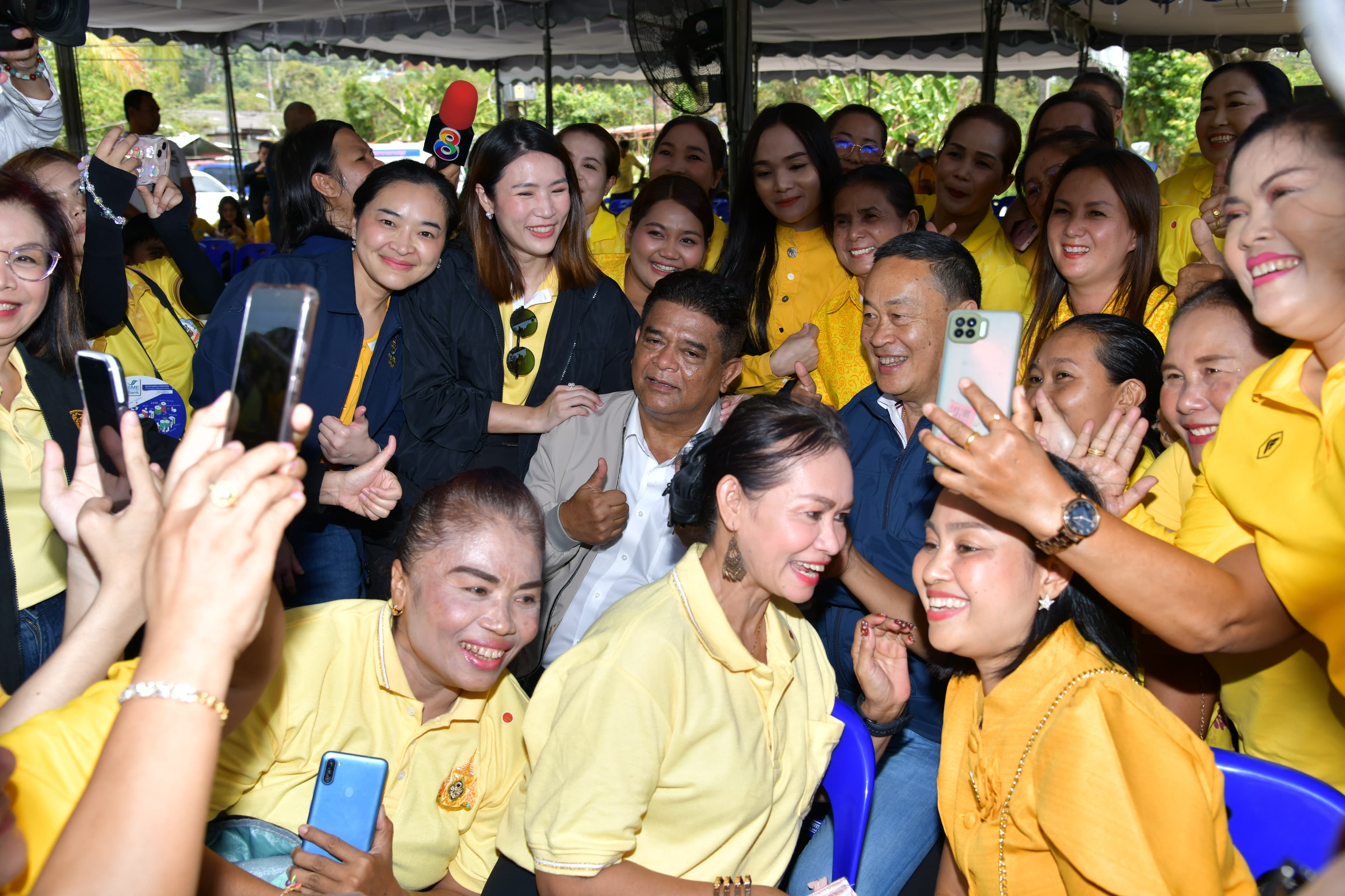 นรม. และ รมว.กก.ลงพื้นที่พบปะประชาชน เยี่ยมชมนิทรรศการสินค้า OTOP และประชุมหารือกับจังหวัดสุราษฎร์ธานี