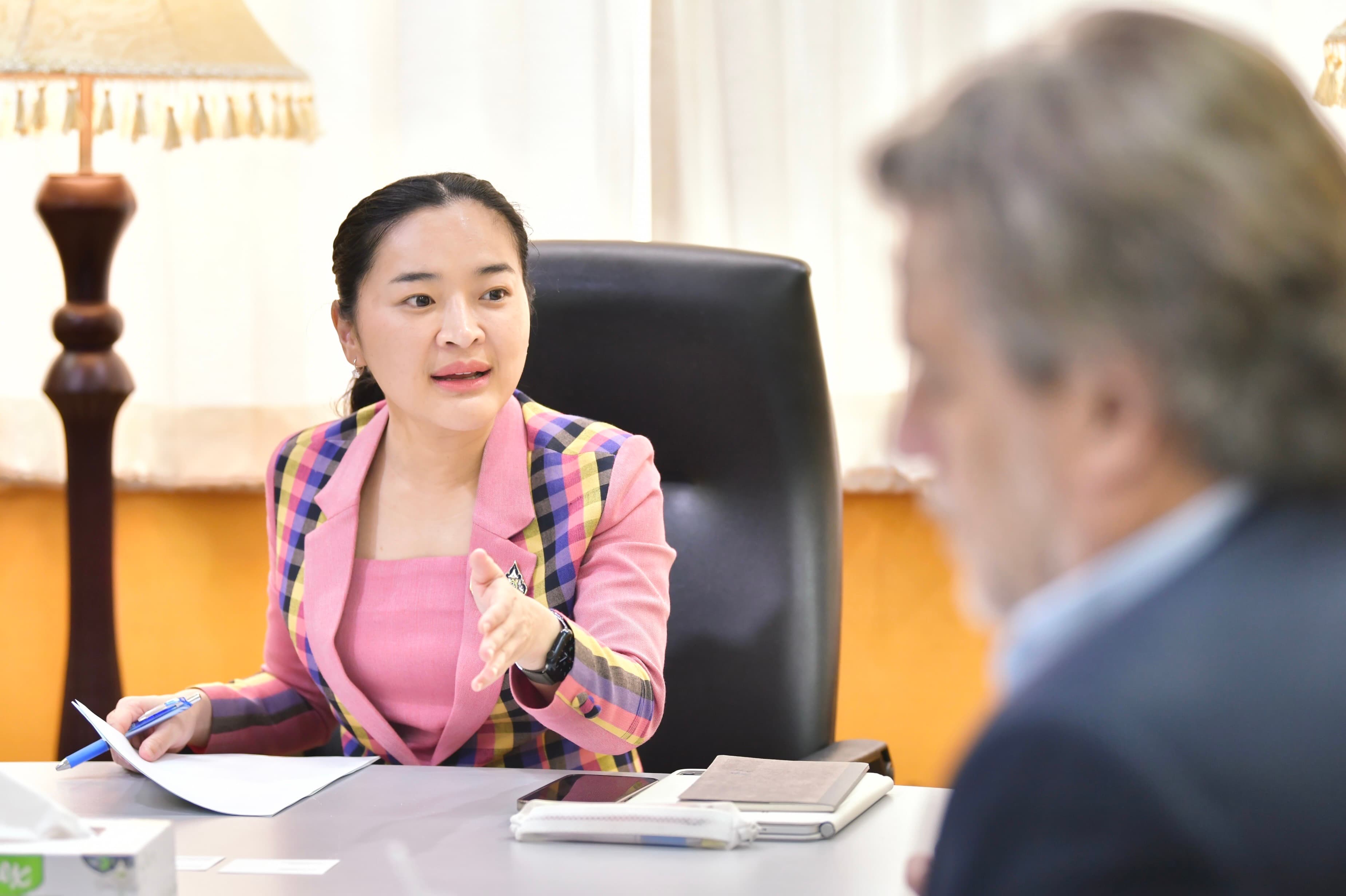 รมว.สุดาวรรณ เดินหน้าซอฟต์พาวเวอร์ด้านภาพยนตร์ หารือผู้สร้างซีรีส์ดัง “White Lotus” ซีซั่น 3 หวังโปรโมททัศนียภาพประเทศไทยสู่สายตาชาวโลก