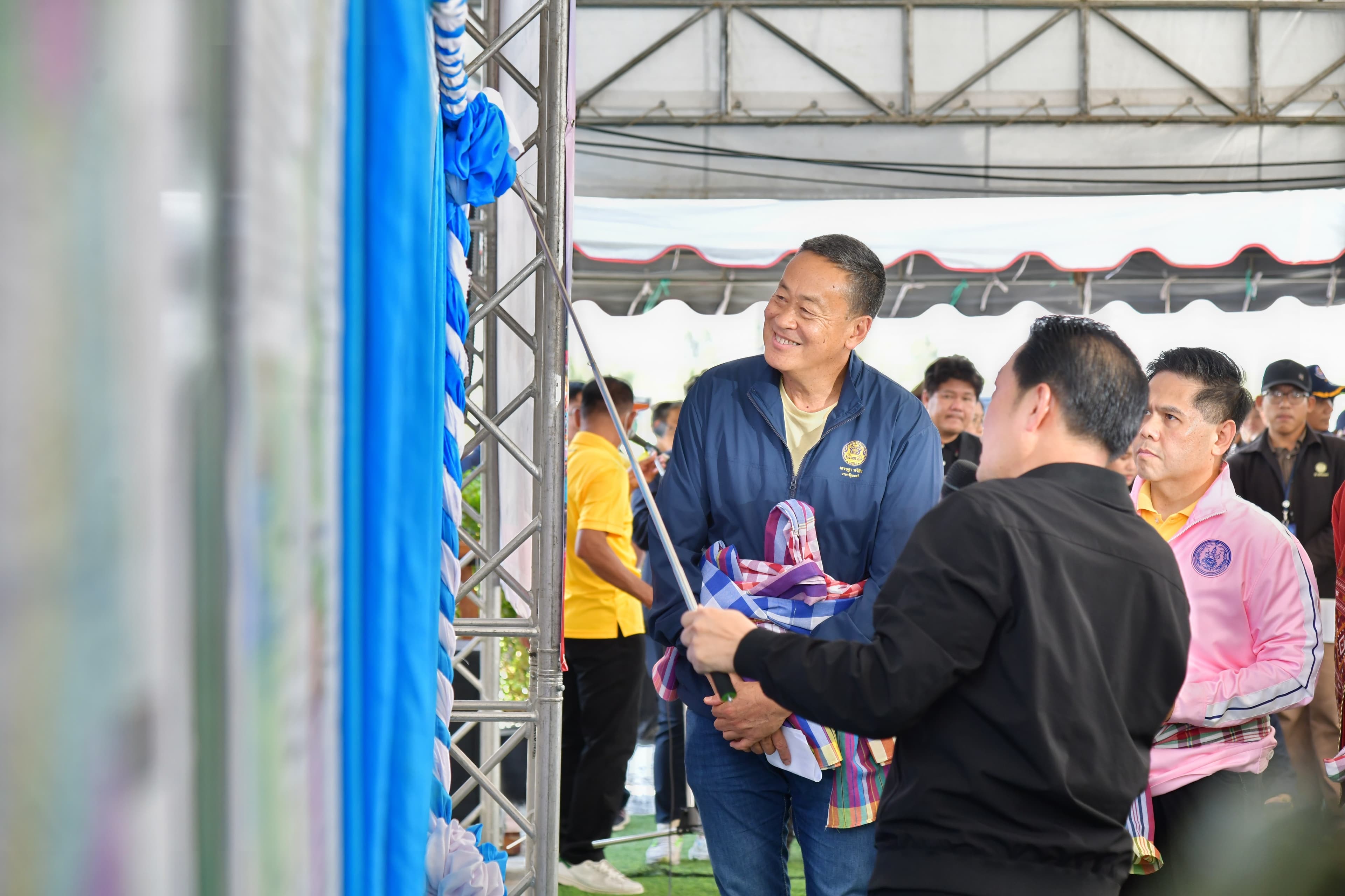 คณะนายกรัฐมนตรี ลงพื้นที่รับฟังปัญหาประตูระบายน้ำ และเข้ากราบสักการะพระพุทธปุษยคีรีศรีสุวรณภูมิ