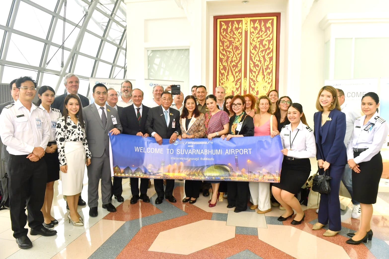 “เสริมศักดิ์” ต้อนรับ นทท.บินตรงจากสเปน เที่ยวบินปฐมฤกษ์ มาดริด-กรุงเทพฯ