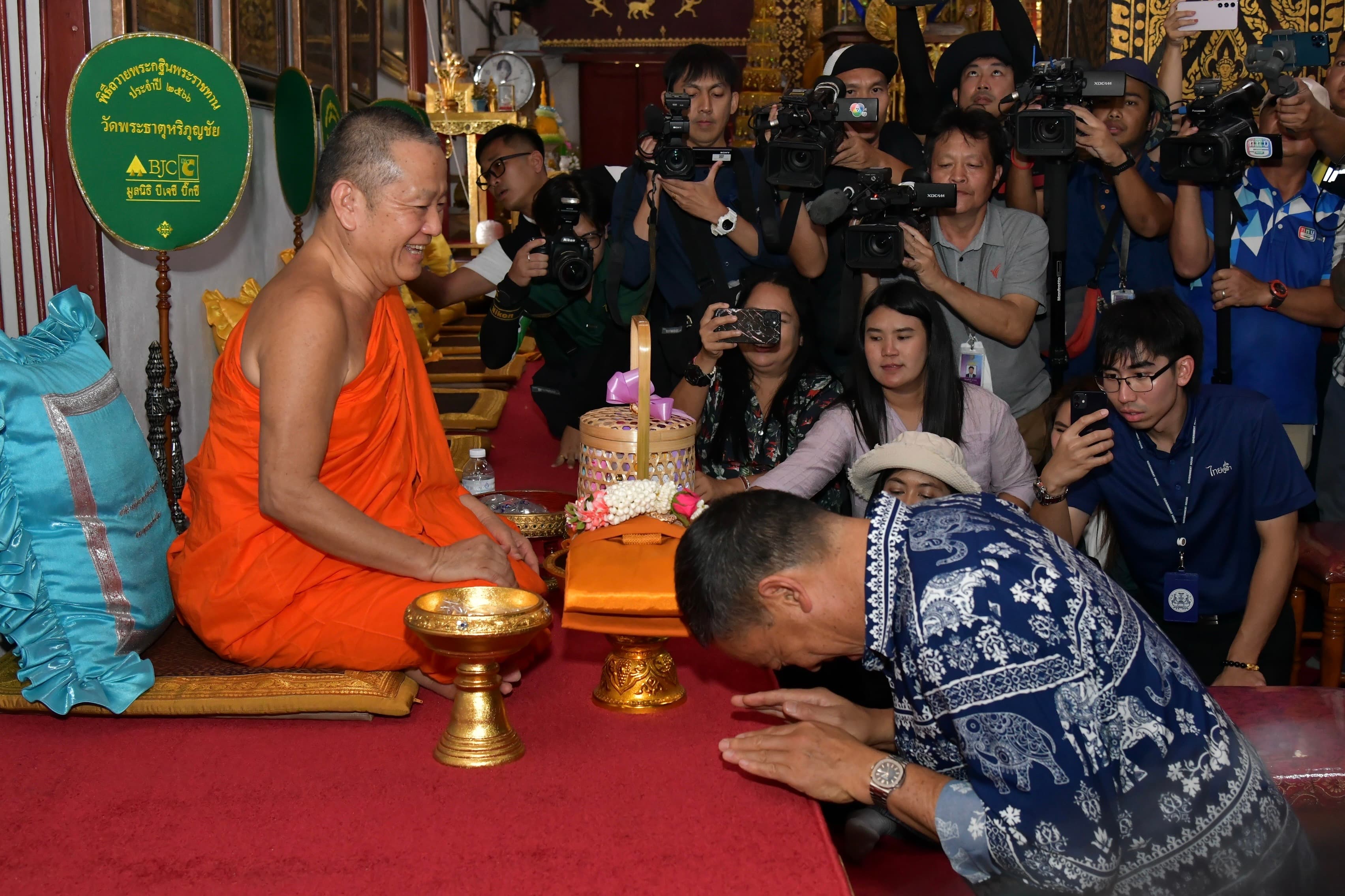 นายกฯ สักการะพระธาตุหริภุญชัย เยี่ยมชมพิพิธภัณฑสถานแห่งชาติหริภุญชัย สั่งการ ผวจ.ลำพูน-วธ.-กก. ร่วมพลิกฟื้น จ.ลำพูน