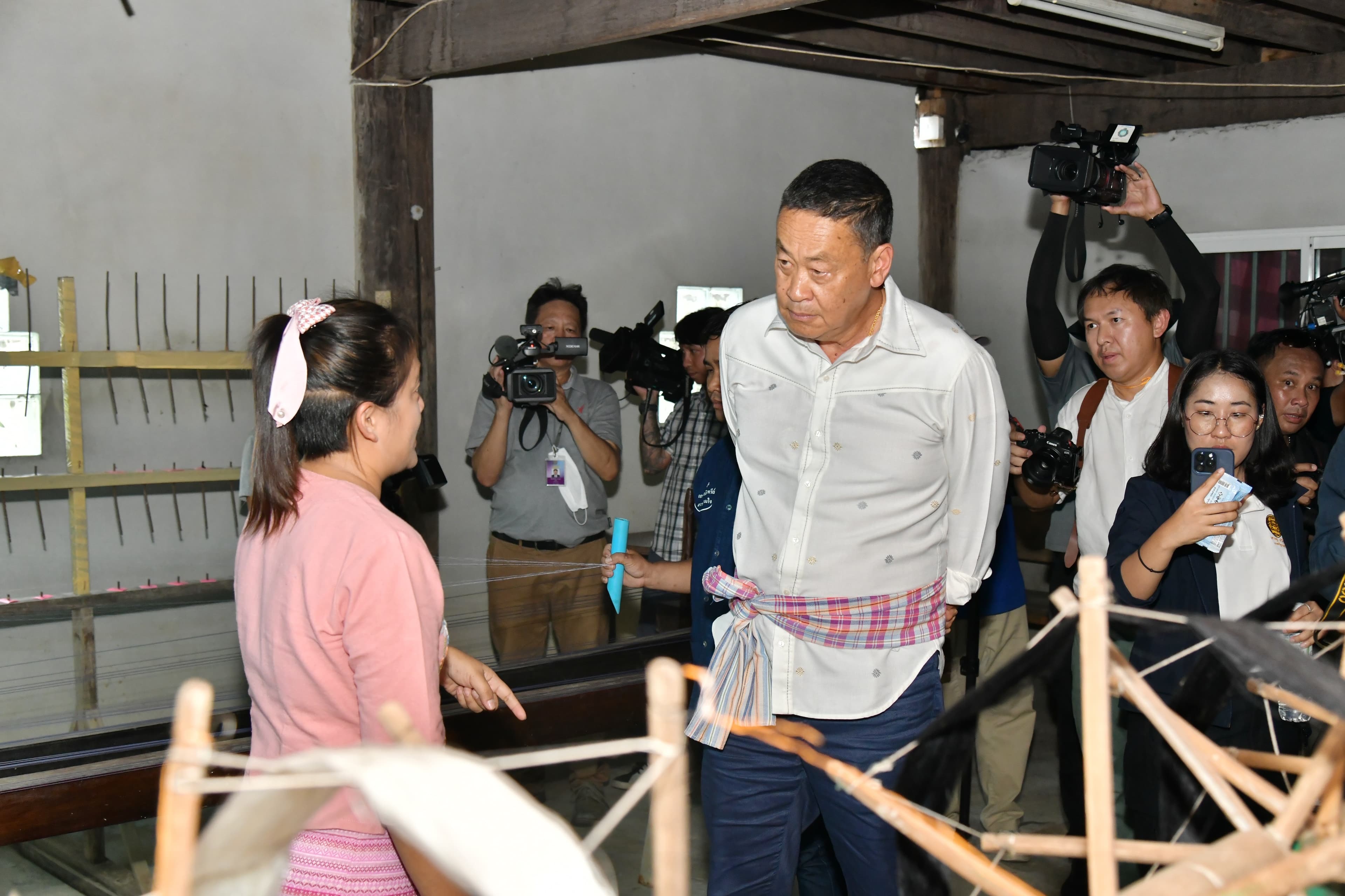 นายกฯ เยี่ยมชมขั้นตอนเลี้ยงหม่อนไหม “เศรษฐกิจพอเพียง”