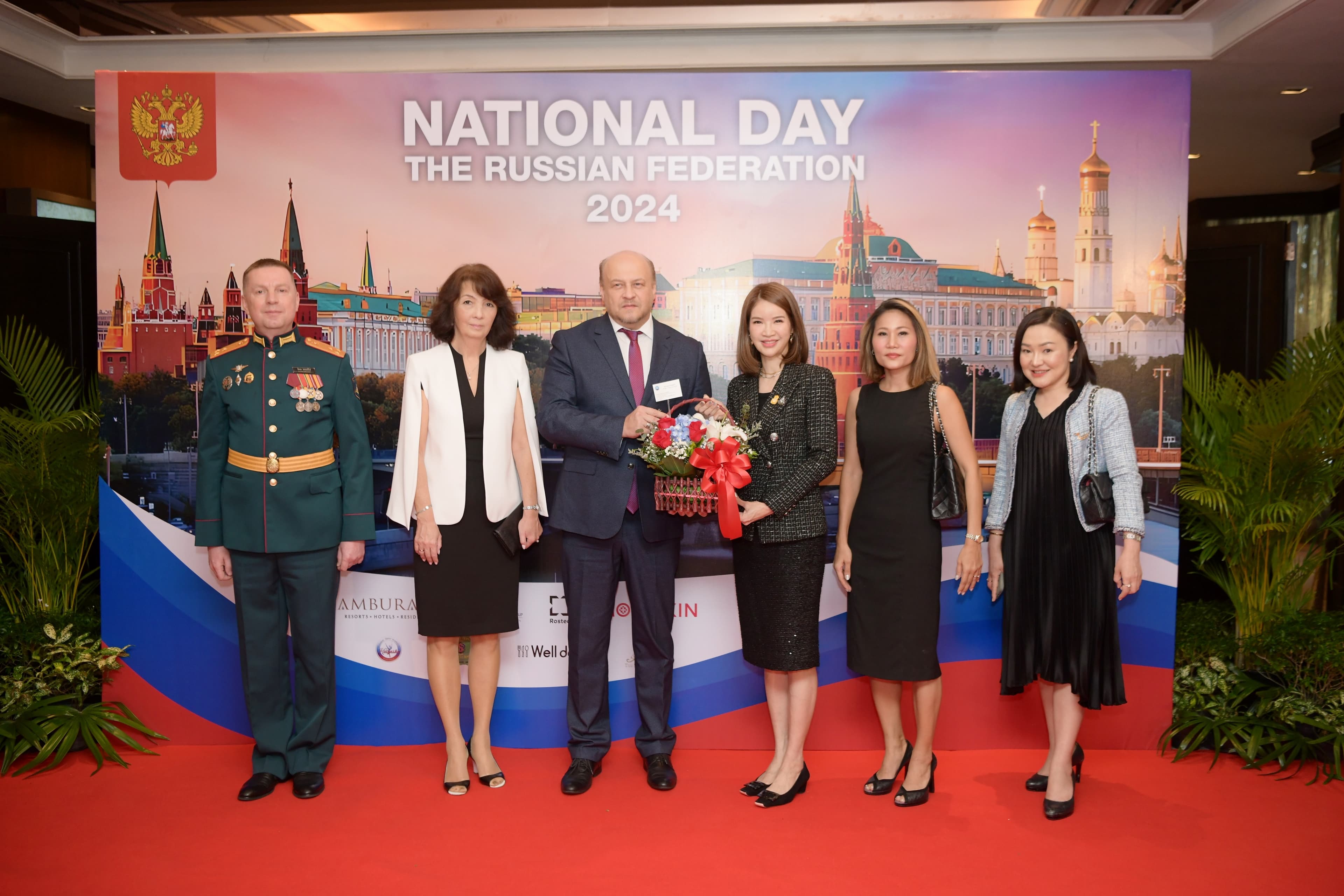 คณะที่ปรึกษารัฐมนตรีเข้าร่วมแสดงความยินดี เนื่องในโอกาสเฉลิมฉลองวันชาติของสหพันธรัฐรัสเซีย  ณ โรงแรมแชงกรี-ลา กรุงเทพฯ