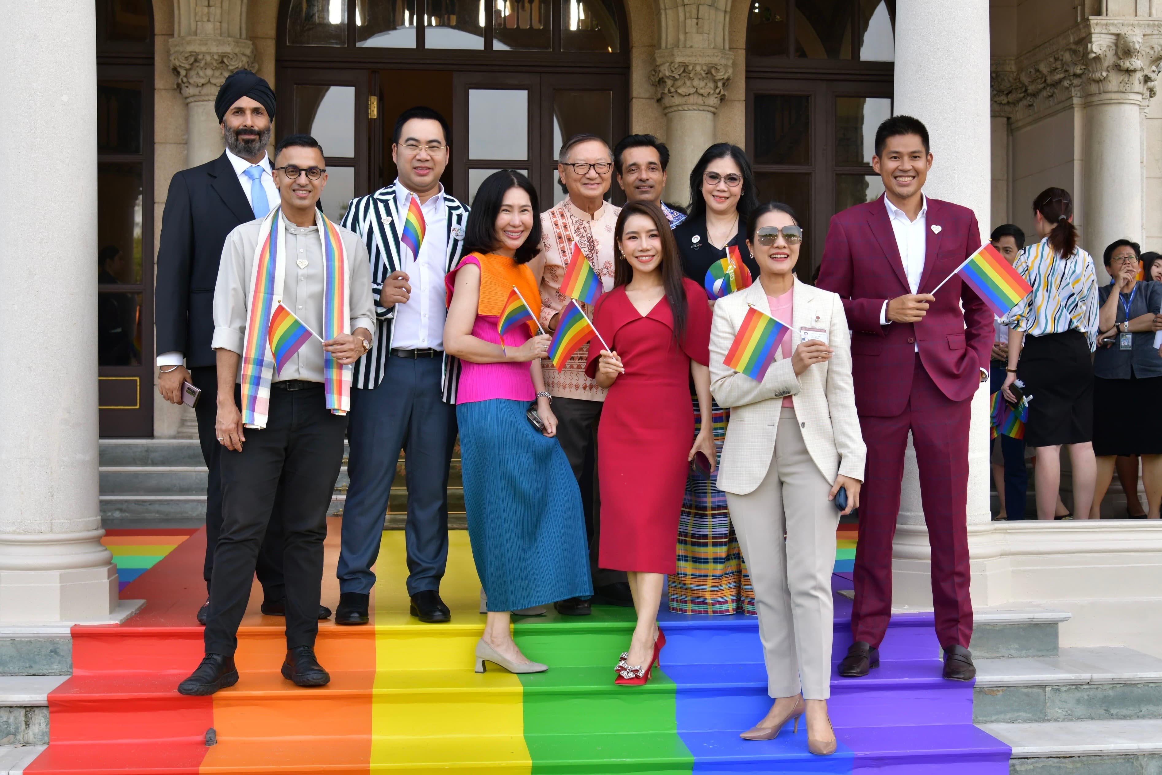 ผู้ช่วยฯ พลภูมิ และ เลขา ฯ เพ็ญพิสุทธิ์ ร่วมงานเลี้ยงรับรองแสดงความยินดีกับจุดเริ่มต้นของกฎหมายสมรสเท่าเทียม ซึ่งผ่านความเห็นชอบจากวุฒิสภา ฉลองชัยชนะครั้งประวัติศาสตร์ร่วมกัน ที่ทำเนียบรัฐบาล