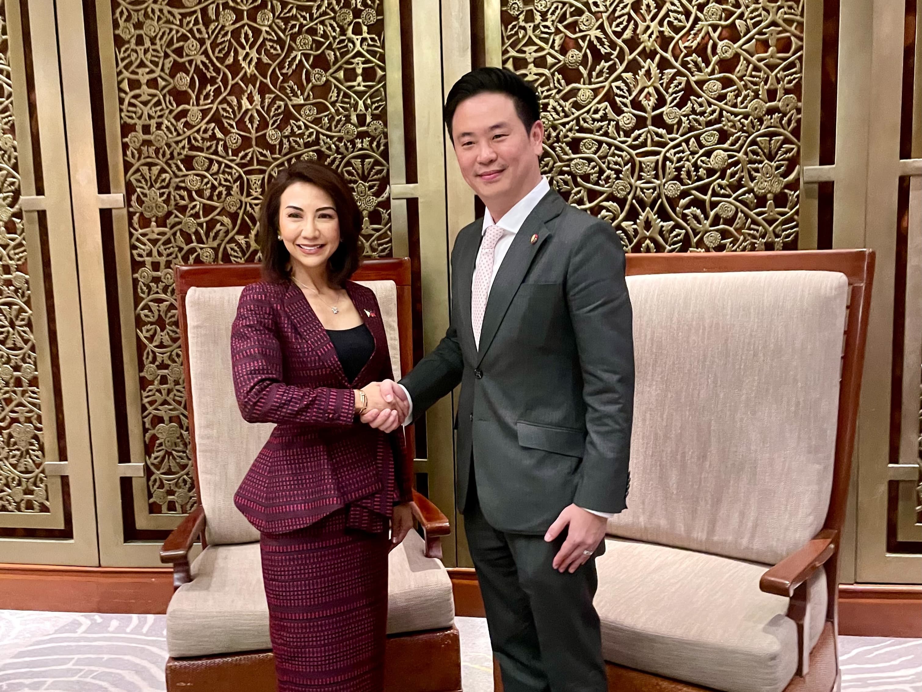 ผช รมว.กก จักรพล พบ รัฐมนตรีคริสตินา ฟิลิปปินส์ !!