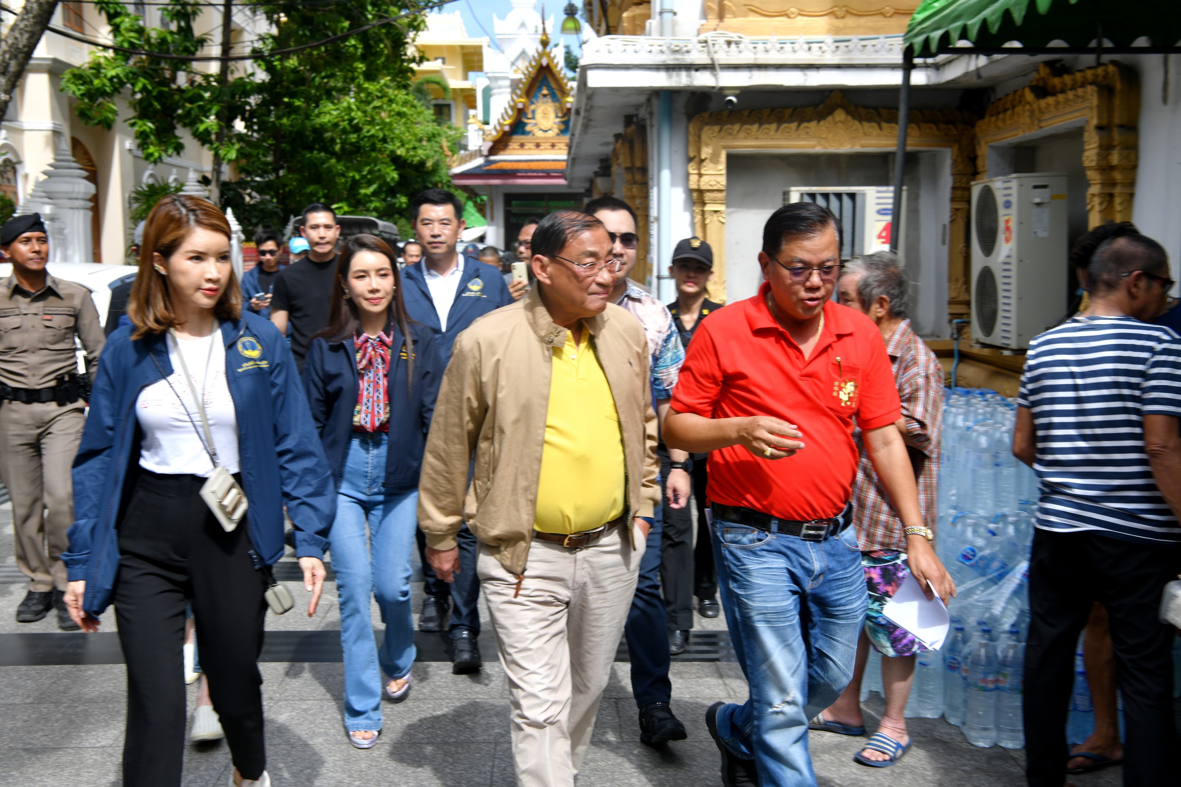 "รมว.ท่องเที่ยว" นำคณะลงพื้นที่ให้กำลังใจ-มอบเงินช่วยเหลือไฟไหม้ชุมชนตรอกโพธิ์เยาวราช เร่งอัพเดทสถานการณ์-สร้างความเข้าใจ นทท. เชื่อไม่กระทบเชื่อมั่น