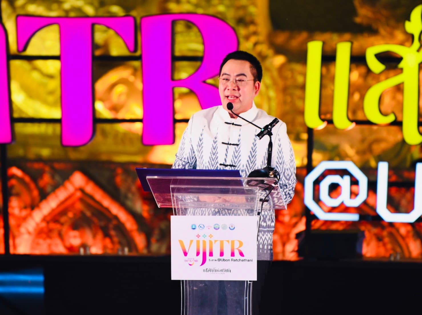 "ผู้ช่วยฯ พลภูมิ" เปิดงาน "VIJITR 5 ภาค @อุบลราชธานี แสงศิลป์แห่งศรัทธา" สร้างท่องเที่ยวรูปแบบใหม่ยามค่ำคืน เพิ่มรายได้หมุนเวียนต่อระบบเศรษฐกิจในภูมิภาคและภาพรวมประเทศ