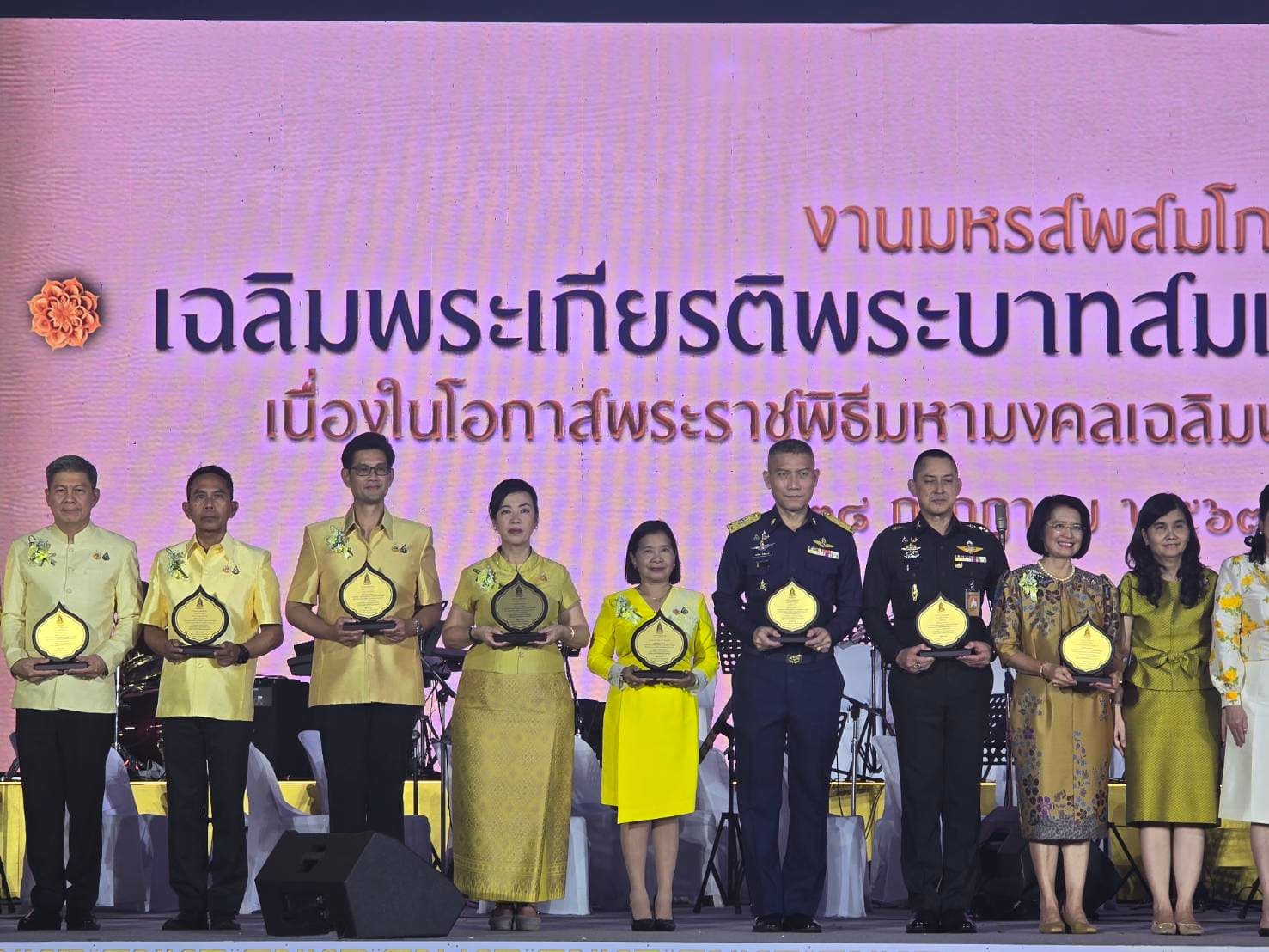 กระทรวงการท่องเที่ยวและกีฬารับมอบโล่ขอบคุณการจัดงานมหรสพสมโภชฯ