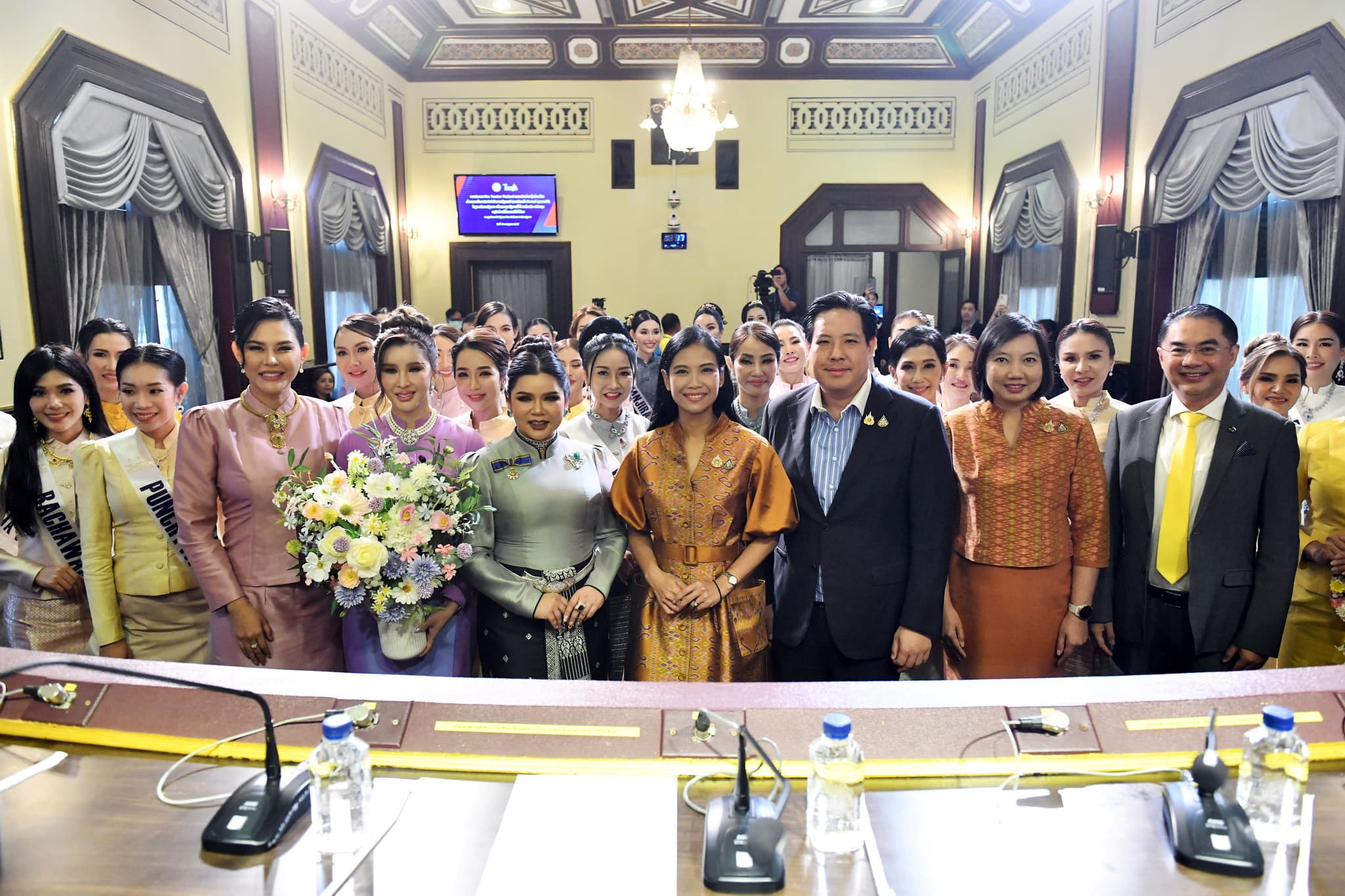 กองประกวด Mrs. Tourism Thailand ชมรมตัวแม่กระตุ้นท่องเที่ยว เข้าพบรองโฆษกประจำสำนักนายกรัฐมนตรี (นางรัดเกล้า อินทวงศ์ สุวรรณคีรี) และโฆษกกระทรวงท่องเที่ยวและกีฬา (ธกร เลาหพงศ์ชนะ)ในฐานะตัวแทนรัฐบาล
