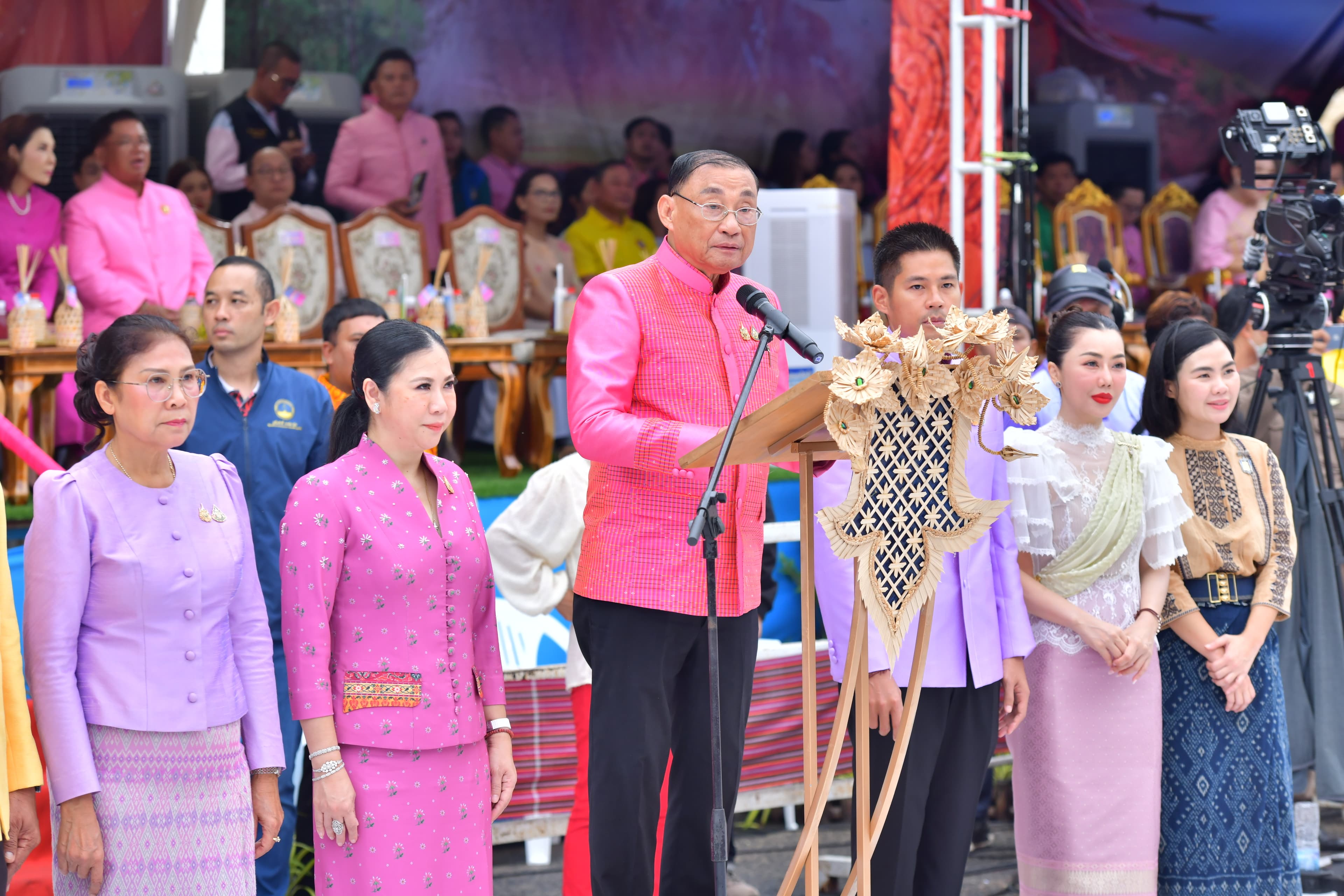 รมว.เสริมศักดิ์ ร่วมสืบสานประเพณีแห่เทียนพรรษาจังหวัดอุบลราชธานี ประจำปี 2567 "เฉลิมพระเกียรติ 72 พรรษา เมืองเทียน เมืองธรรม งามล้ำเมือง 4 แสง"