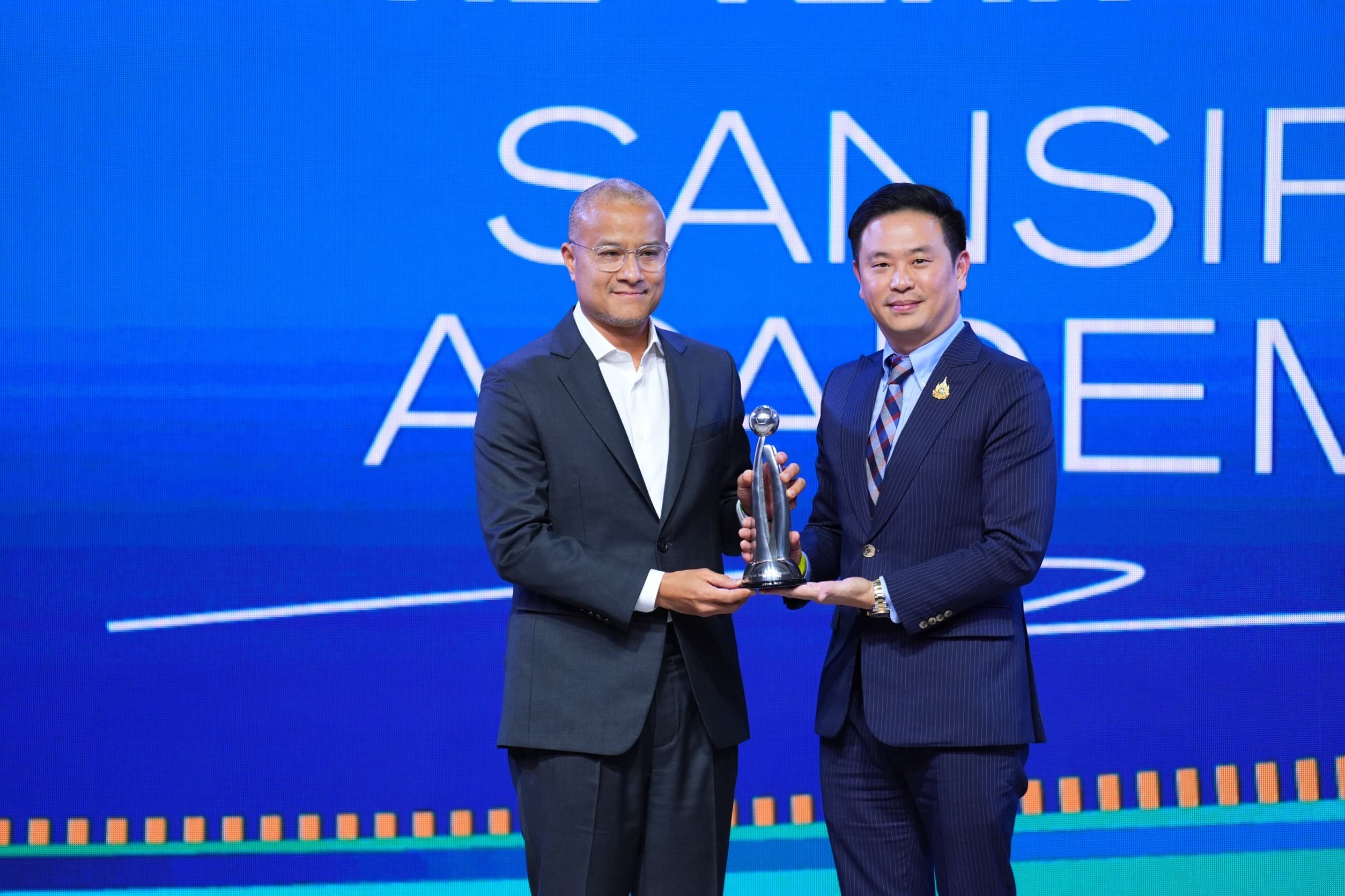 ผู้ช่วยฯ จักรพล ร่วมมอบรางวัลในงาน "FA Thailand Awards 2023/2024"