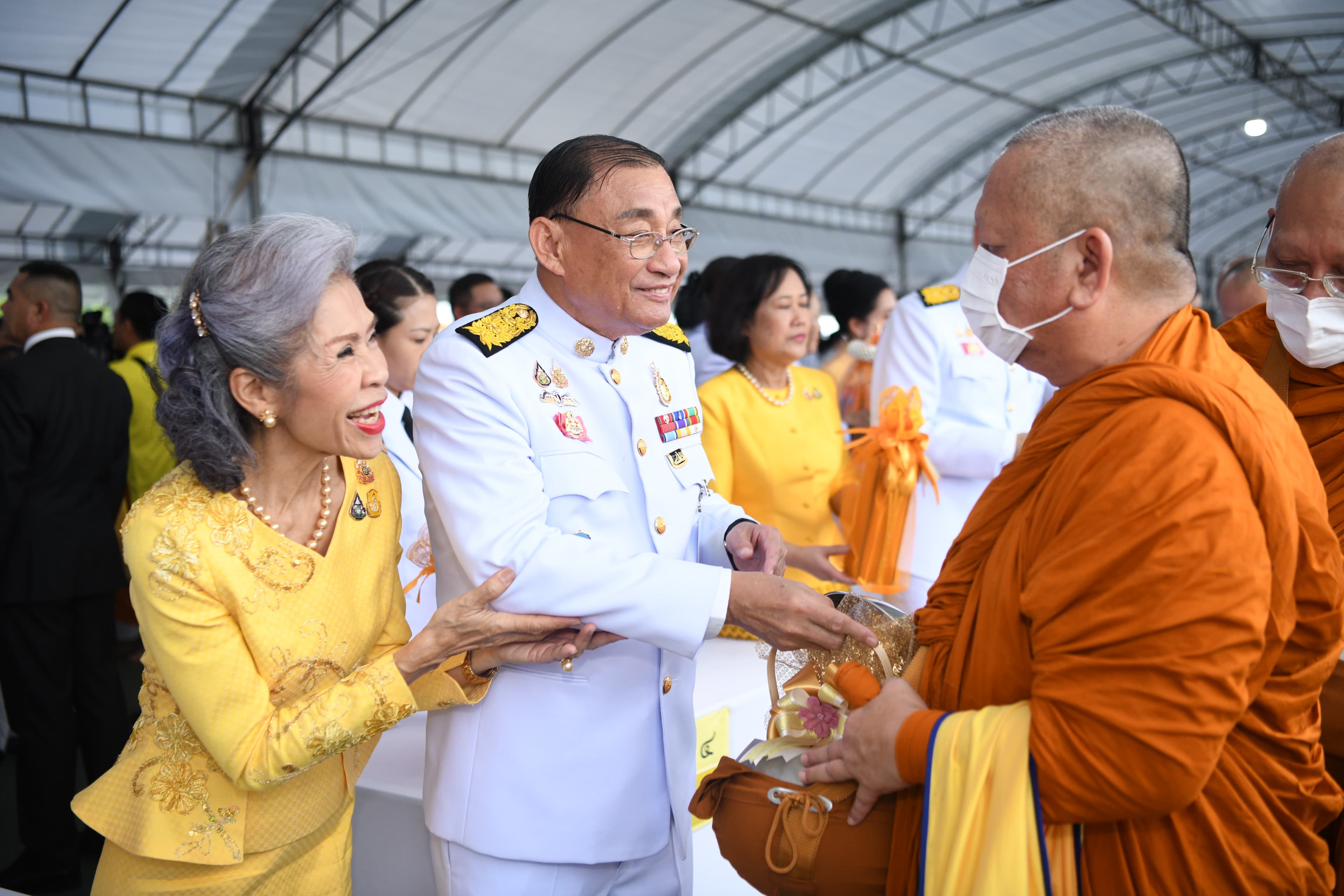 รมว.เสริมศักดิ์ และภริยา ร่วมพิธีทำบุญตักบาตรถวายพระราชกุศลเนื่องในโอกาสพระราชพิธีมหามงคลเฉลิมพระชนมพรรษา 6 รอบ 28 กรกฎาคม 2567