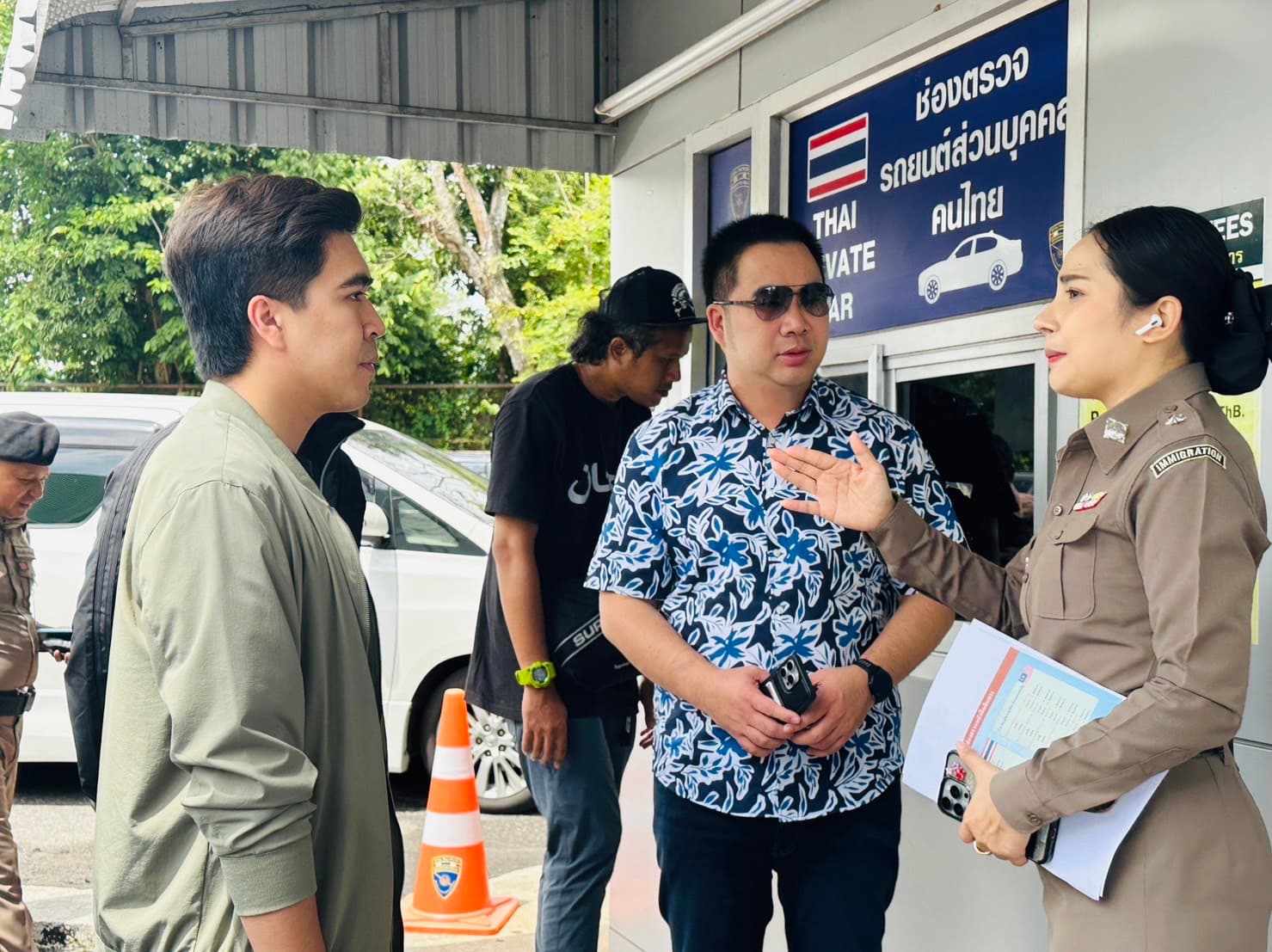 "พลภูมิ ผู้ช่วยรัฐมนตรี ประจำกระทรวงการท่องเที่ยวและกีฬา " ลงพื้นที่ตรวจเยี่ยม"ด่านสะเดา และด่านปาดังเบซาร์" เตรียมประสาน มท.-สตช. แก้ปัญหาระบบผ่านด่านล่าช้า และสิ่งอำนวยความสะดวกของด่านให้มีความพร้อมให้สมกับเป็นประตูสู่ประเทศไทย