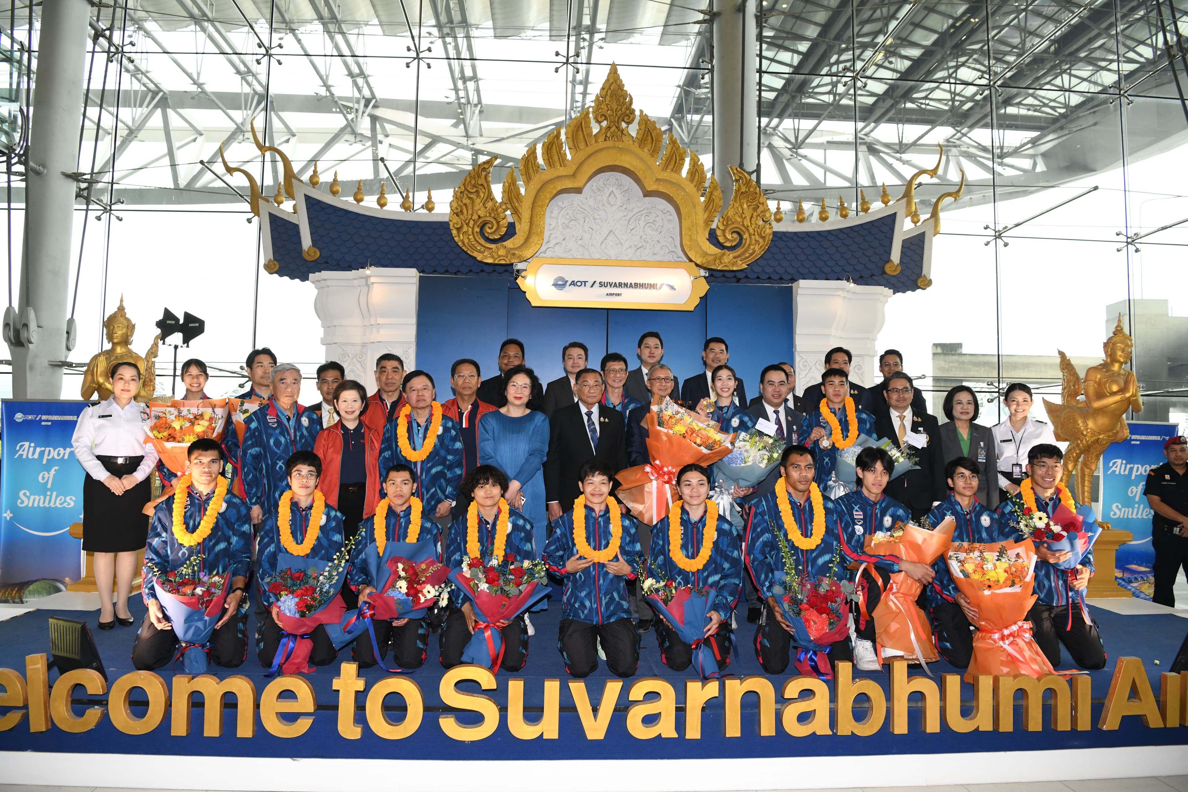 รมว.“เสริมศักดิ์” ยกทีมต้อนรับ "เทนนิส พาณิภัค-บี จันทร์แจ่ม" ฮีโร่โอลิมปิก 2024 ถึงไทย ท่ามกลางบรรยากาศที่มีแฟนคลับ และคนไทยรอต้อนรับอย่างคึกคัก