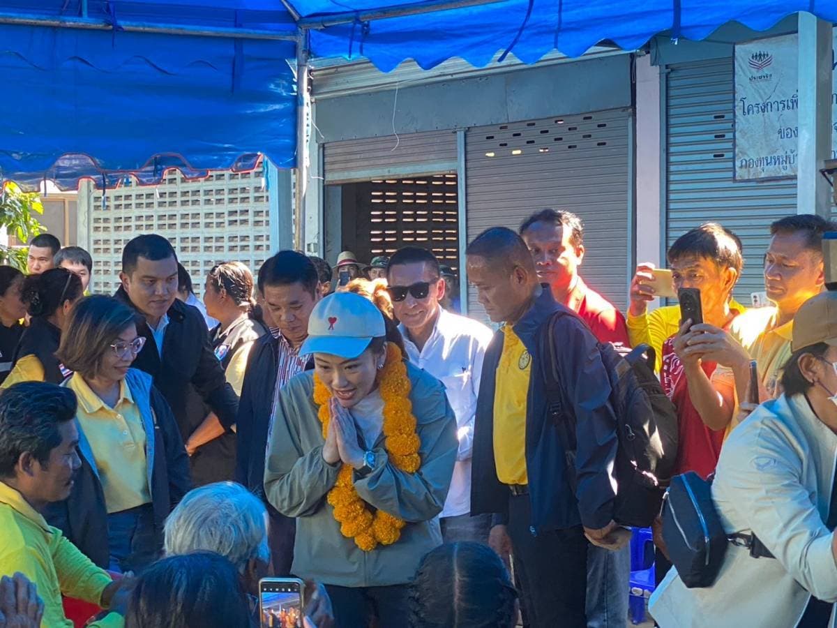 นายเสริมศักดิ์ พงษ์พานิช ร่วมลงพื้นที่ติดตามสถานการณ์น้ำท่วมสุโขทัย พร้อมมอบถุงยังชีพช่วยเหลือประชาชน