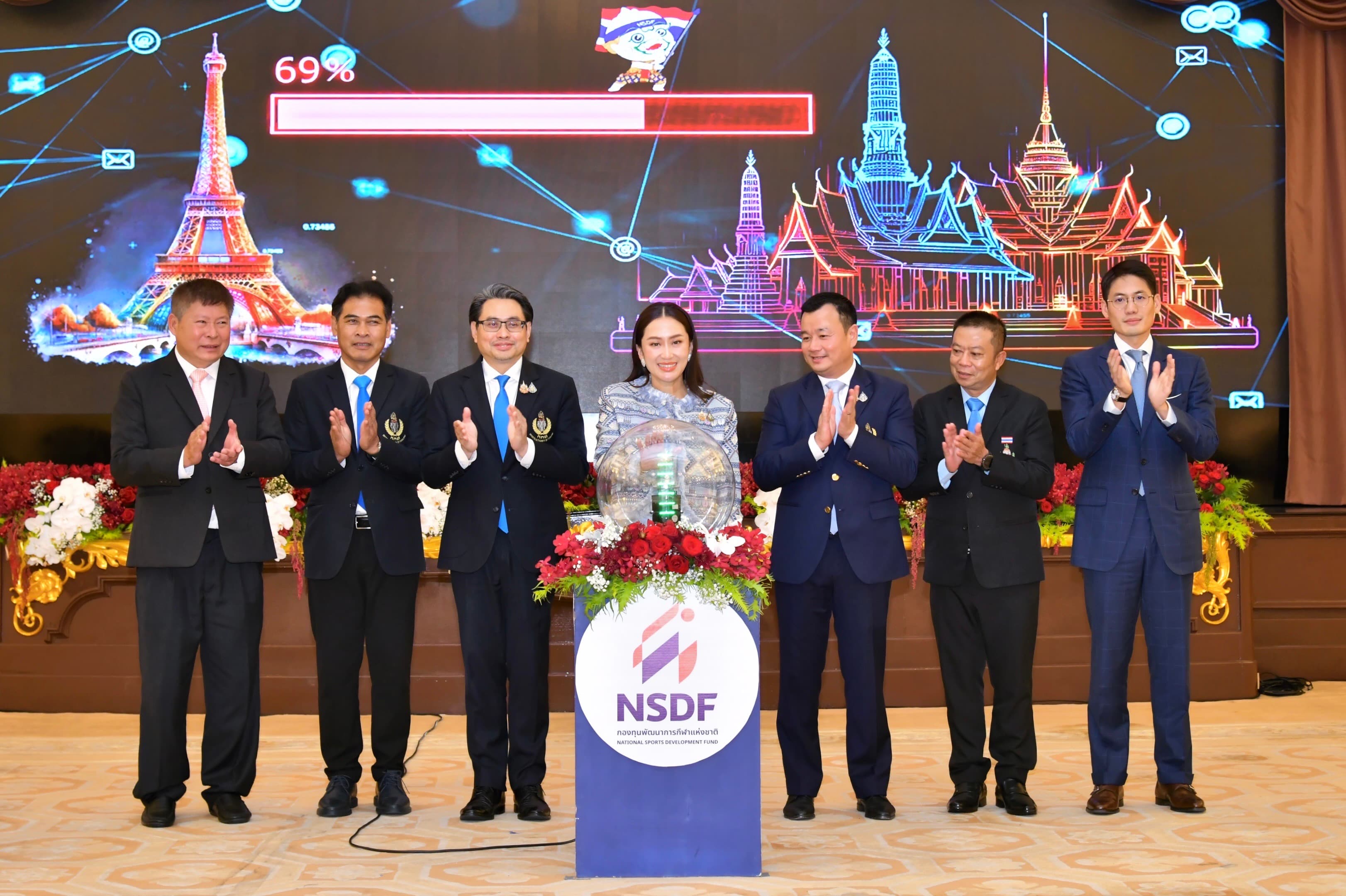 นายสรวงศ์ เทียนทอง         รัฐมนตรีว่าการกระทรวงการท่องเที่ยวและกีฬา         ร่วมงานเลี้ยงฉลองชัยและมอบเงินรางวัลให้นักกีฬาทีมชาติไทย ชุดพาราลิมปิกเกมส์         ครั้งที่ 17