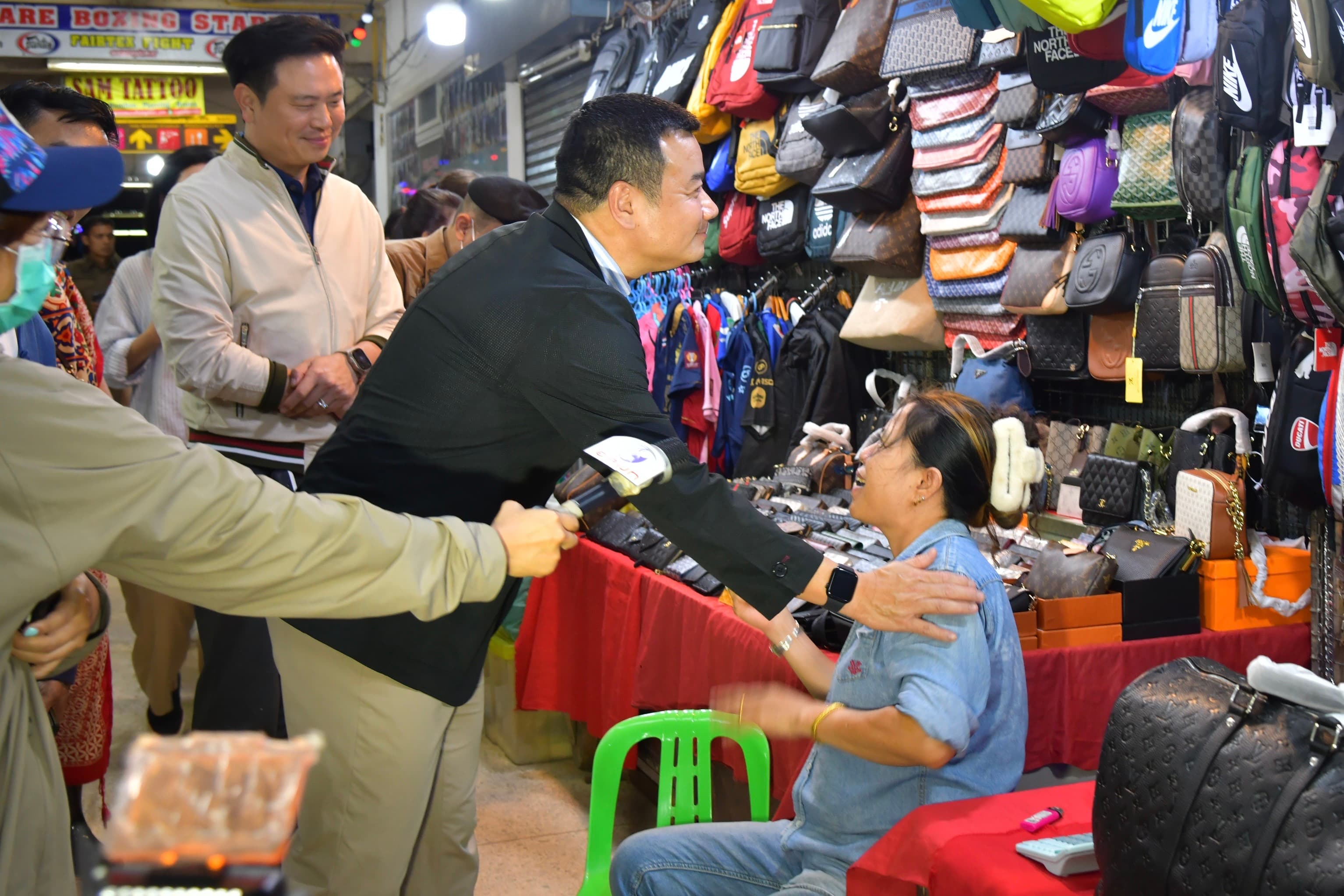 รมว. กก ตัวแทนรัฐบาล มอบของยังชีพ ให้ รพ สวนดอก ศูนย์ดูแลผู้ได้รับผลกระทบน้ำท่วม