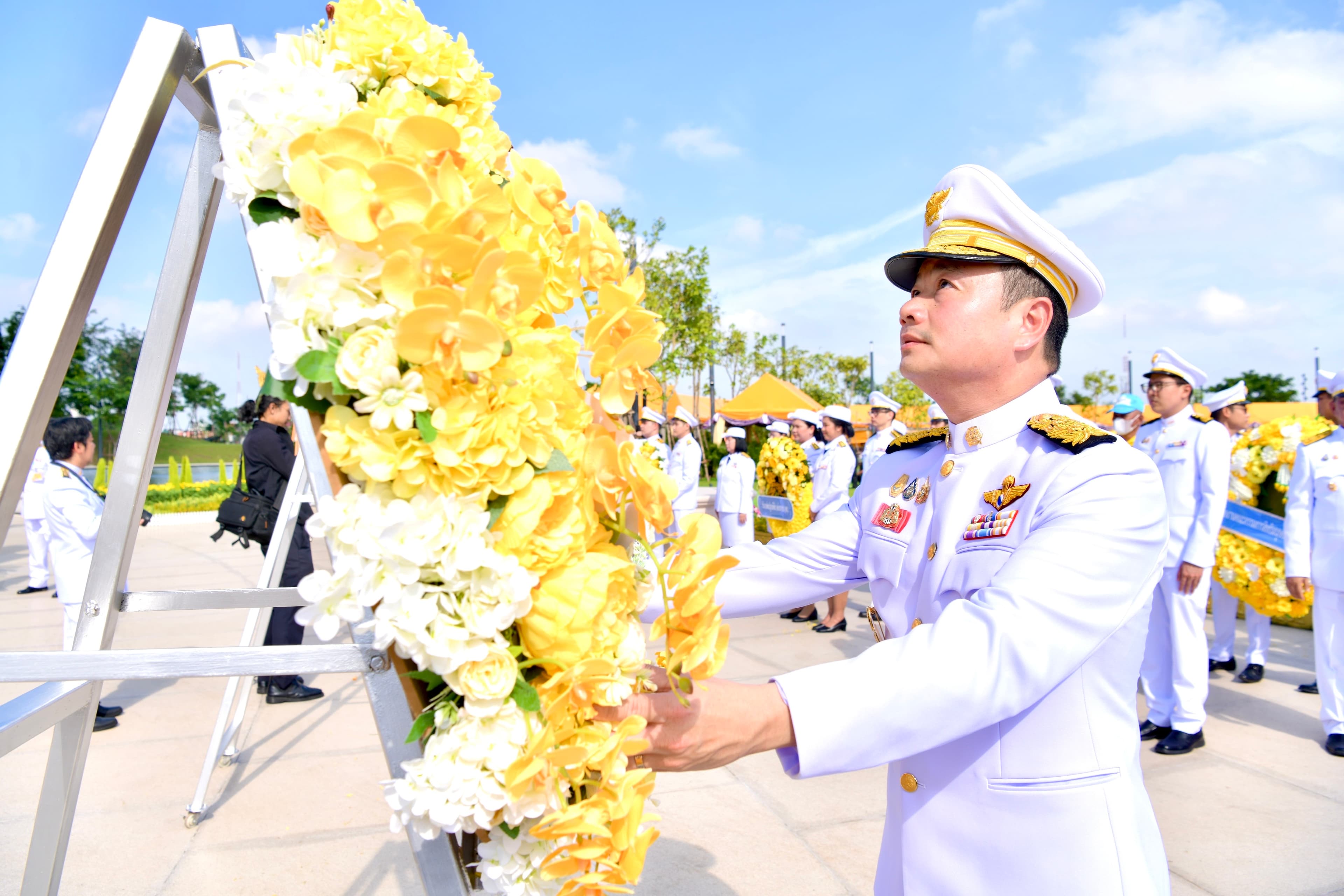 รัฐมนตรีว่าการกระทรวงการท่องเที่ยวและกีฬา ร่วมพิธีวางพวงมาลาเนื่องในวันนวมินทรมหาราช น้อมรำลึกถึงพระมหากรุณาธิคุณอันใหญ่หลวงของในหลวงรัชกาลที่ 9