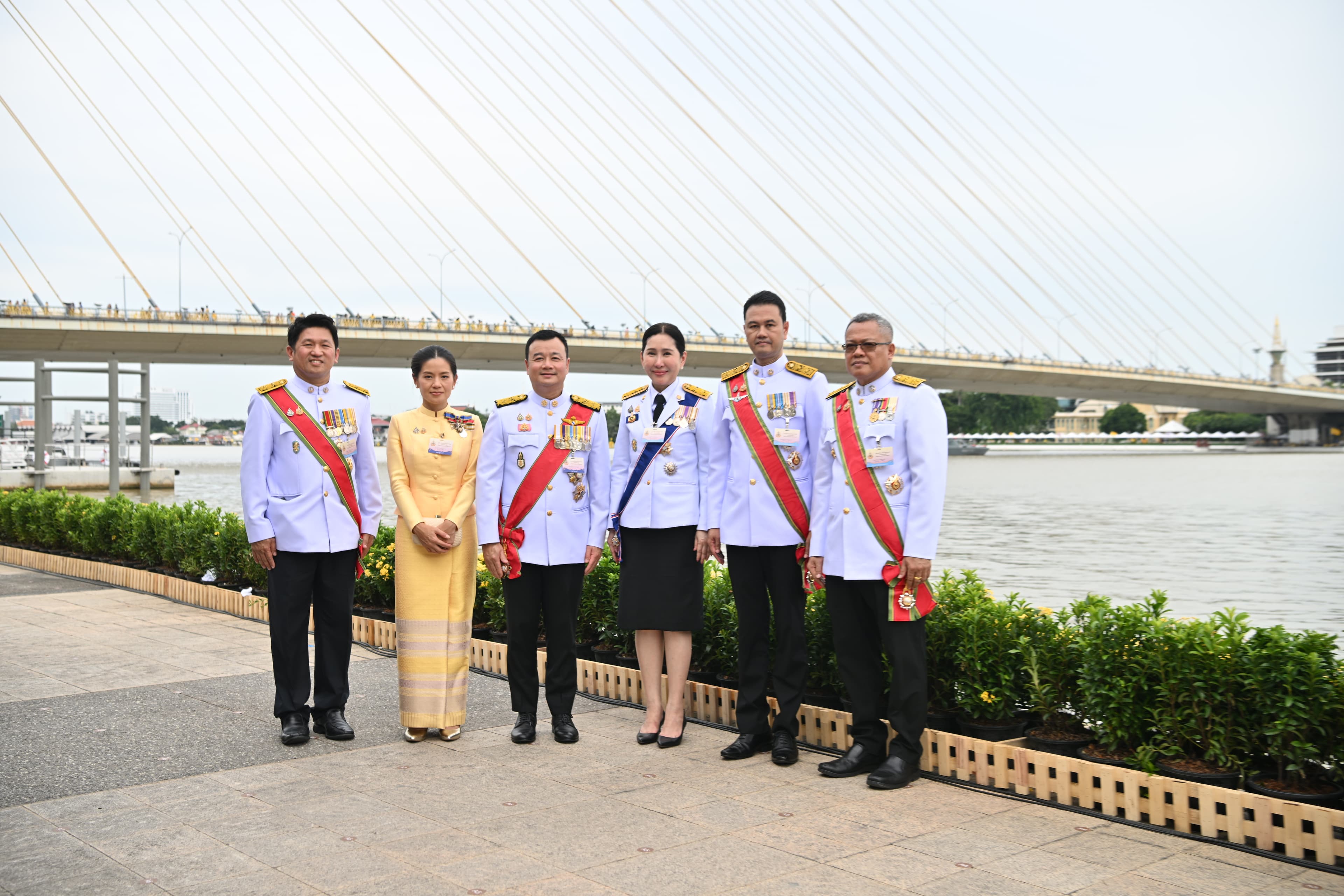 รมว.สรวงศ์ พร้อมคณะผู้บริหารกระทรวงการท่องเที่ยวและกีฬา เฝ้ารับเสด็จฯ ในหลวง พระราชินี เสด็จฯ ถวายผ้าพระกฐินโดยขบวนพยุหยาตราทางชลมารค ณ สวนหลวงพระราม 8