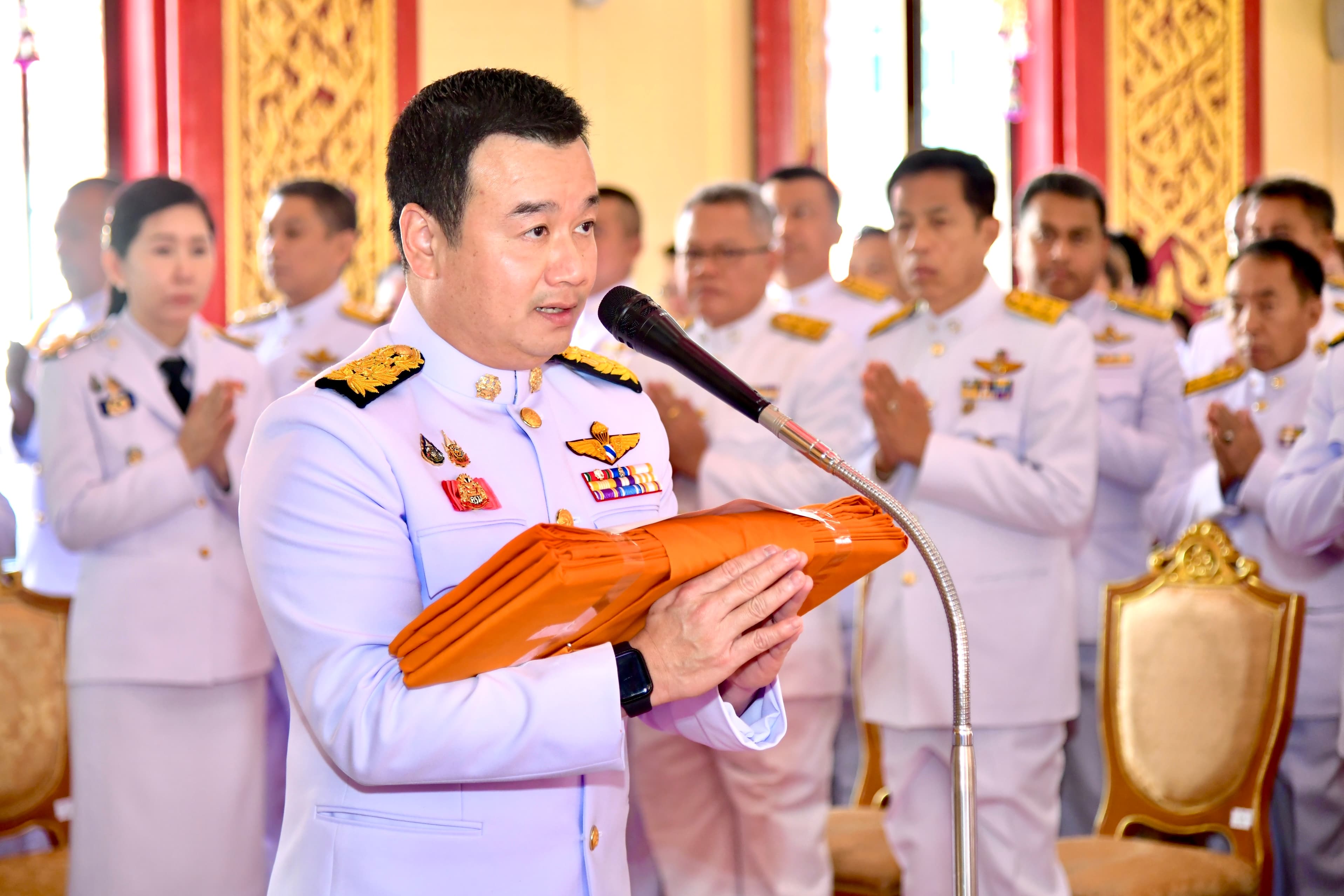 นายสรวงศ์ เทียนทอง นำคณะถวายผ้าพระกฐินพระราชทาน ณ วัดพระนารายณ์มหาราชวรวิหาร จังหวัดนครราชสีมา