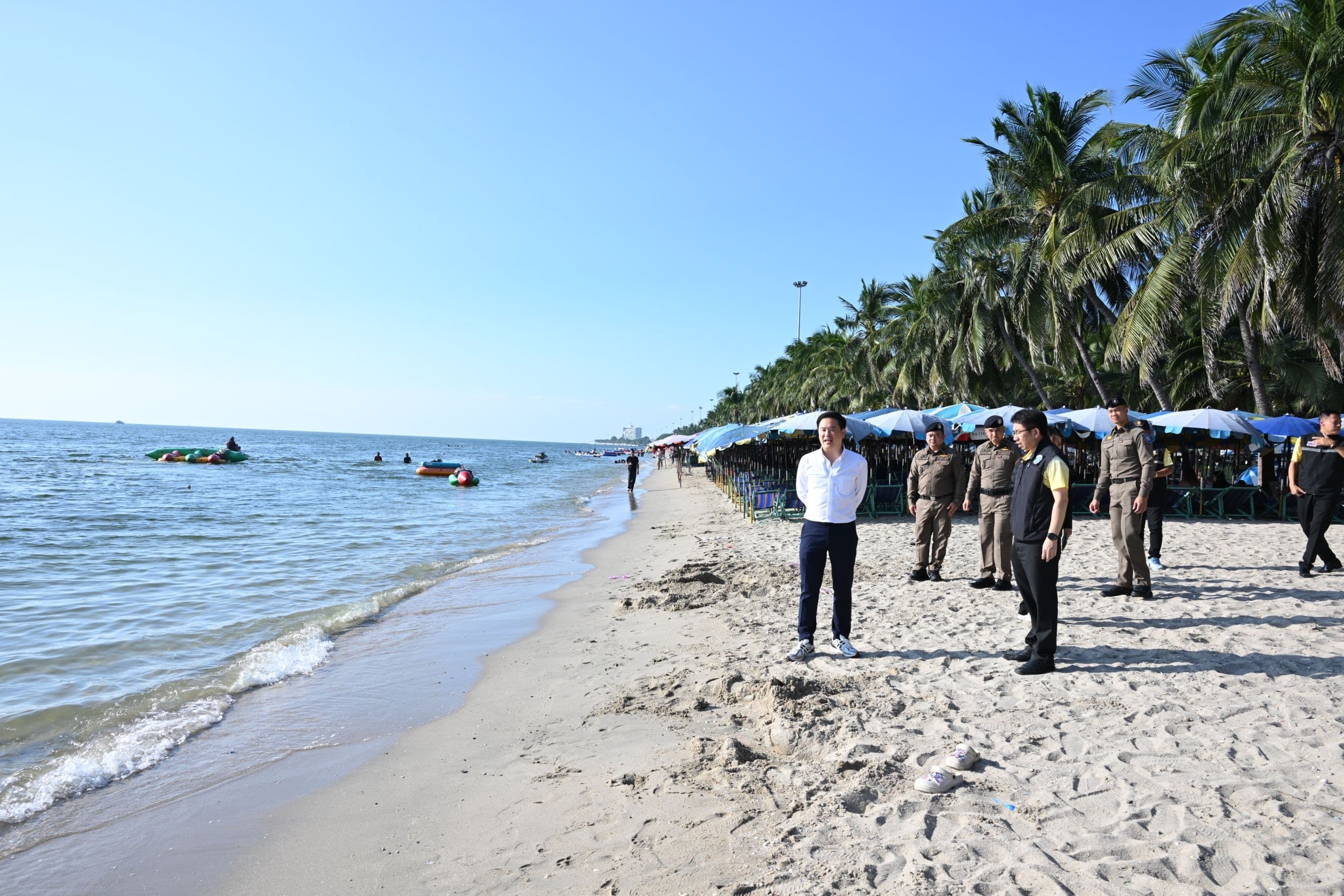 ผู้ช่วยรัฐมนตรีประจำกระทรวงการท่องเที่ยวและกีฬา ตรวจเยี่ยมศูนย์บริการนักท่องเที่ยวและชายหาดบางแสน จ.ชลบุรี ย้ำความพร้อมต้อนรับนักท่องเที่ยวในช่วงไฮซีซั่น