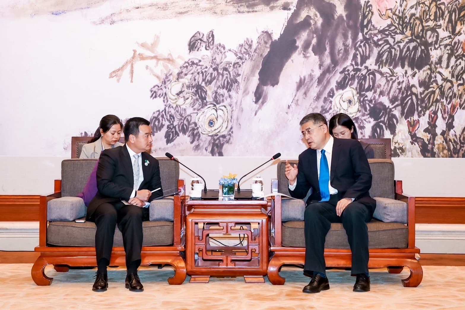 รมว.ท่องเที่ยวนำทีม หารือเชิงลึกกับผู้นำท่องเที่ยวระหว่างไทย-จีน (handshake) และไทย-เกาหลี (handshake) : เสริมสร้างความร่วมมือด้านการท่องเที่ยวและวัฒนธรรม